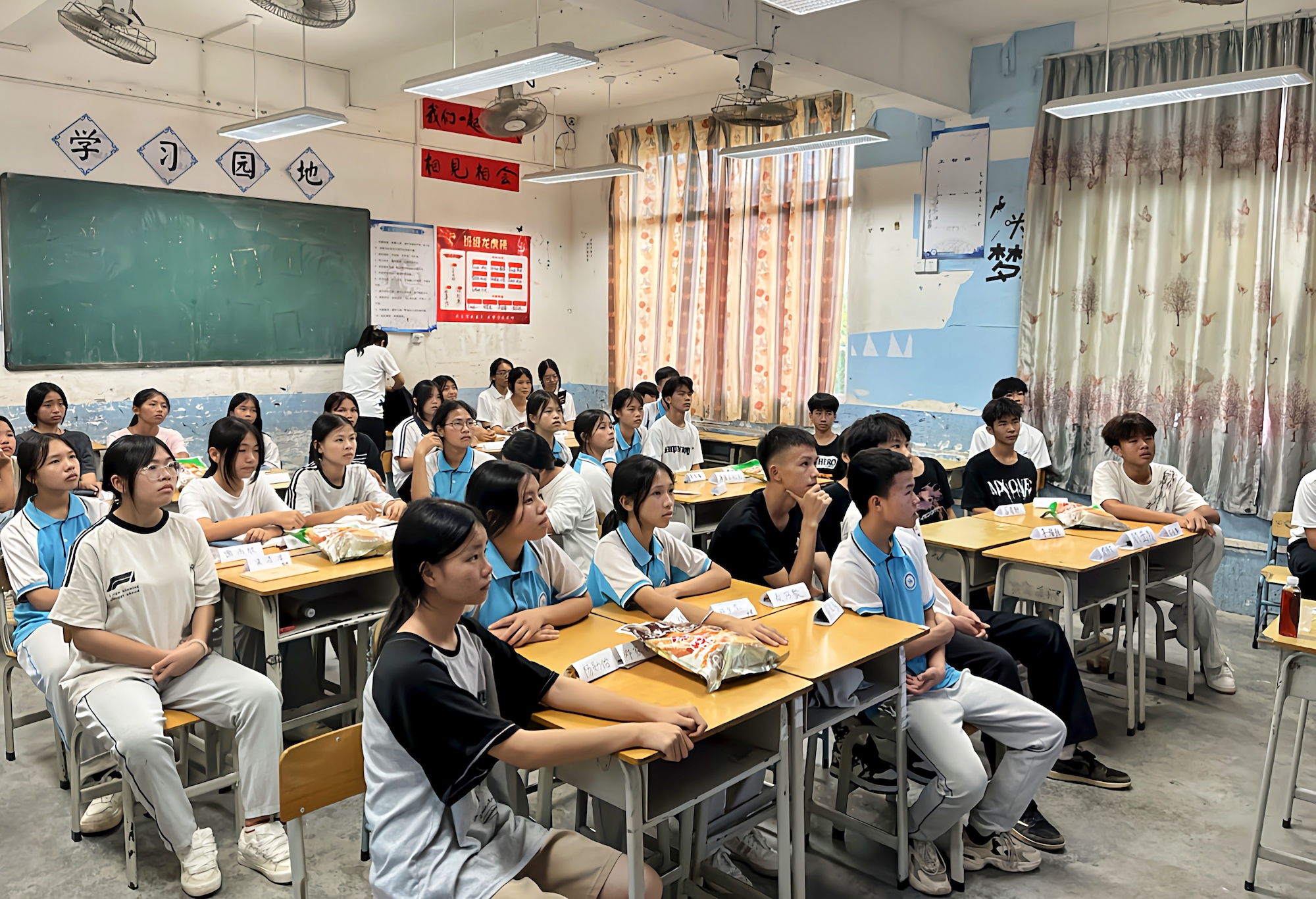 在生物剧本杀课堂上，学生听得聚精会神。广东药科大学供图