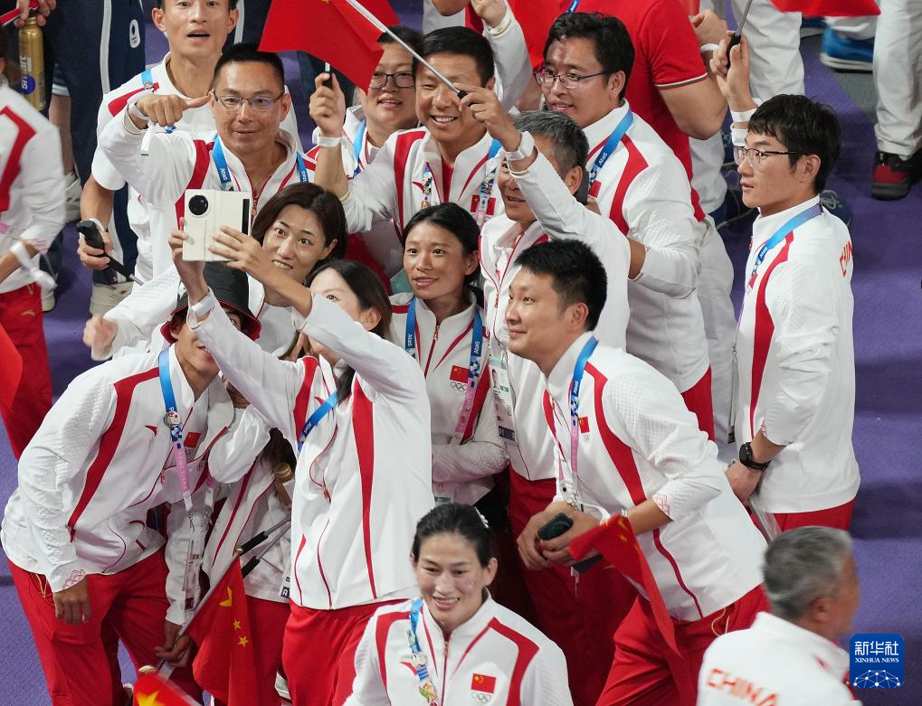 8月11日，中国体育代表团在闭幕式上入场。当日，第33届夏季奥林匹克运动会闭幕式在巴黎法兰西体育场举行。新华社记者 郑焕松 摄