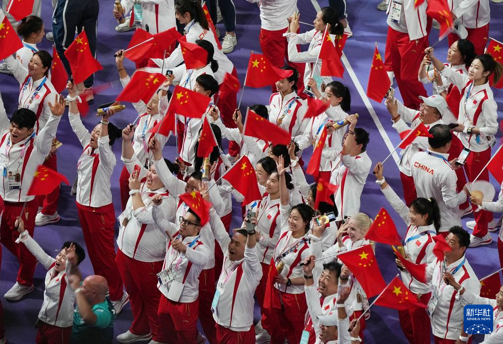 8月11日，中国体育代表团在闭幕式上入场。当日，第33届夏季奥林匹克运动会闭幕式在巴黎法兰西体育场举行。新华社记者 郑焕松 摄