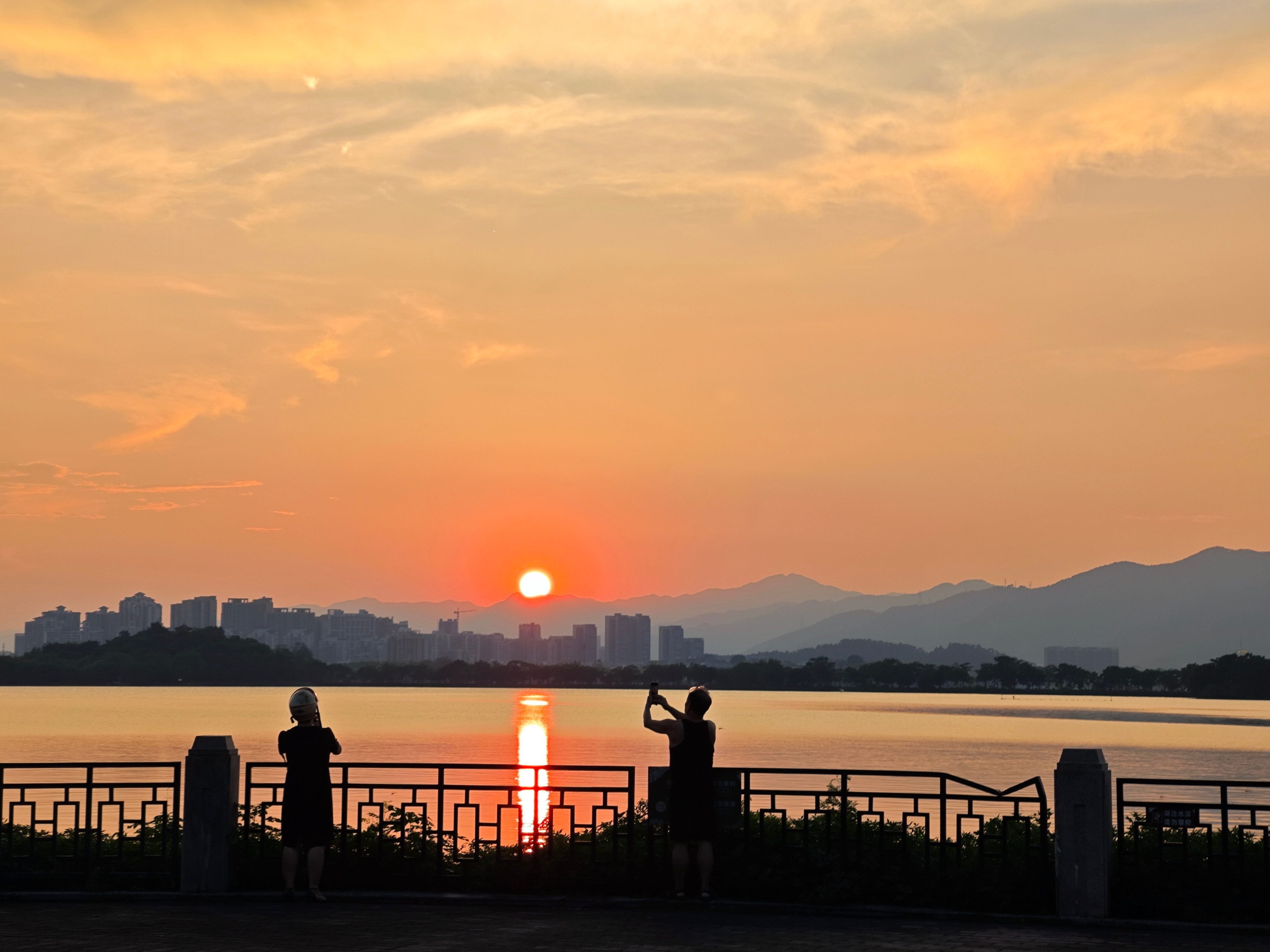 8月27日傍晚，肇庆市七星岩景区，夕阳映照。叶德权摄