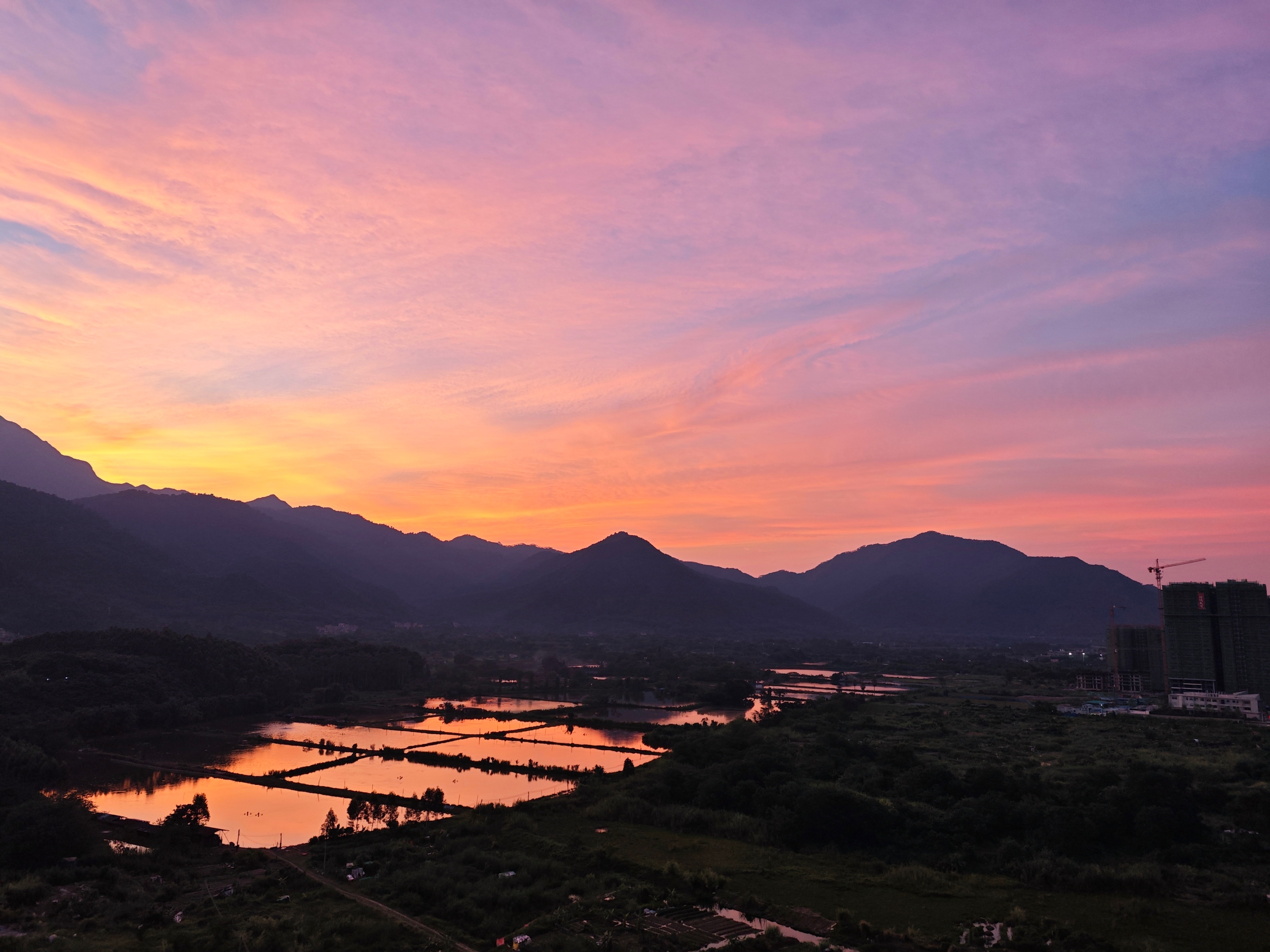 8月27日傍晚，肇庆市鼎湖山景区，霞光变幻。叶德威摄