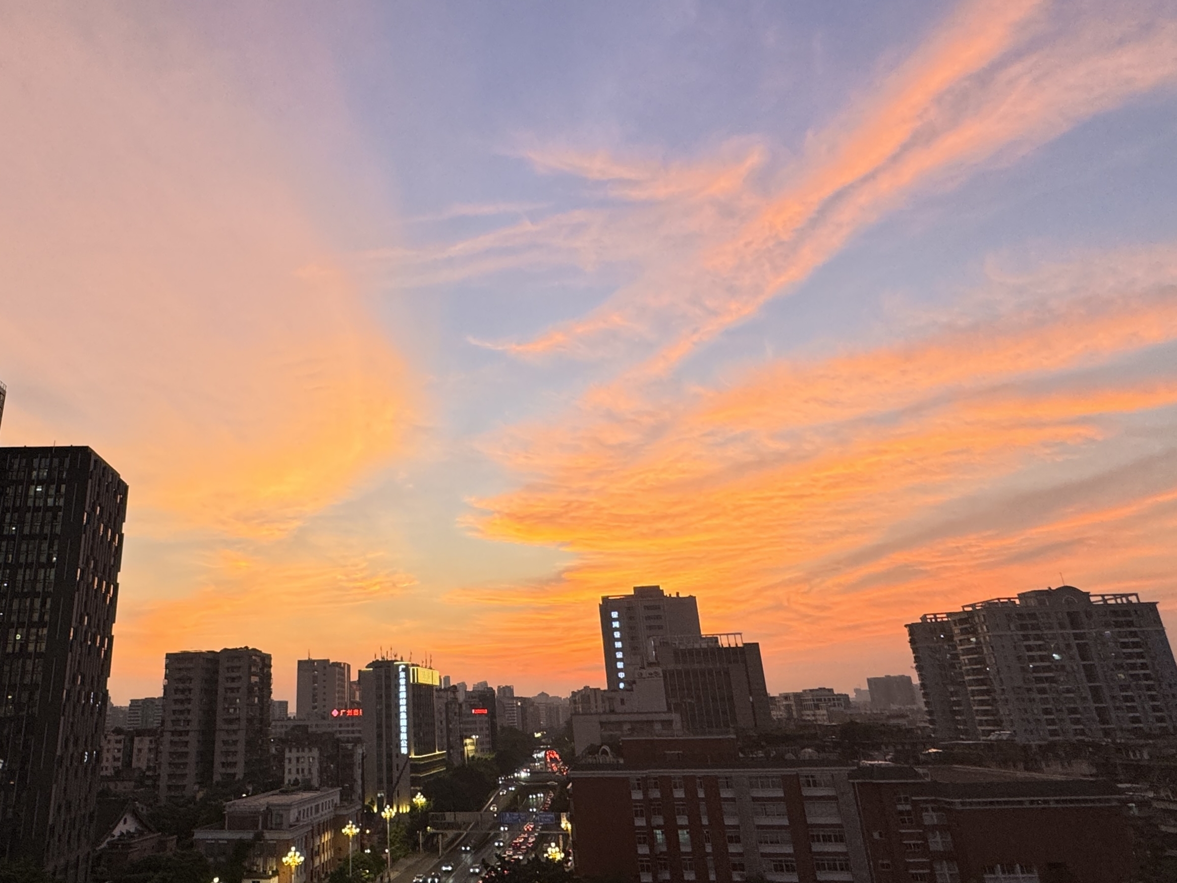 8月27日傍晚，广州市城区，金色晚霞铺满天空。李玺迪摄