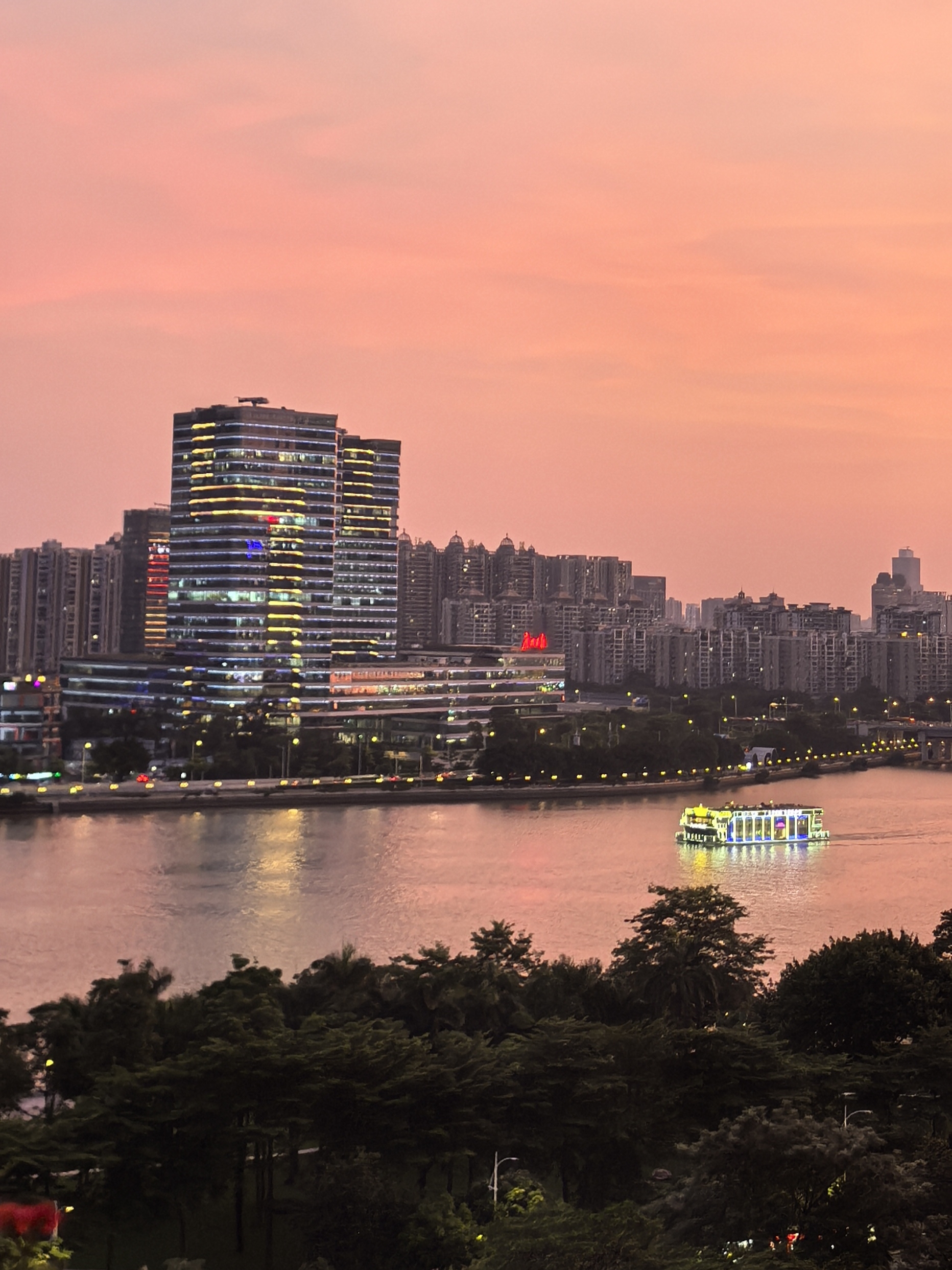 8月27日傍晚，广州市城区，夕阳余晖倒映在珠江上。李冬蕾摄