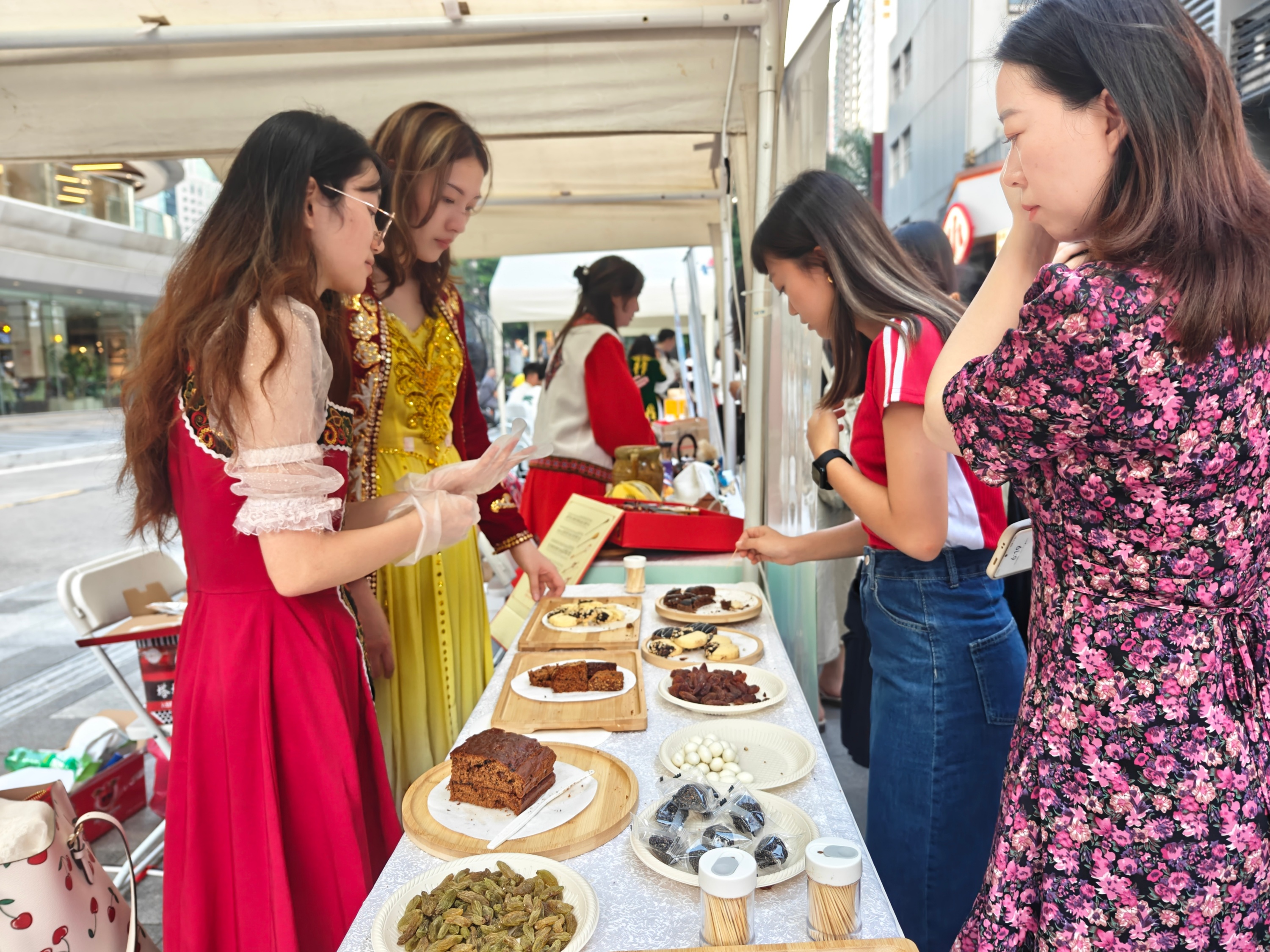 新疆特色大巴扎走进广东，广州市民品尝新疆美食。人民网 王雅蝶摄