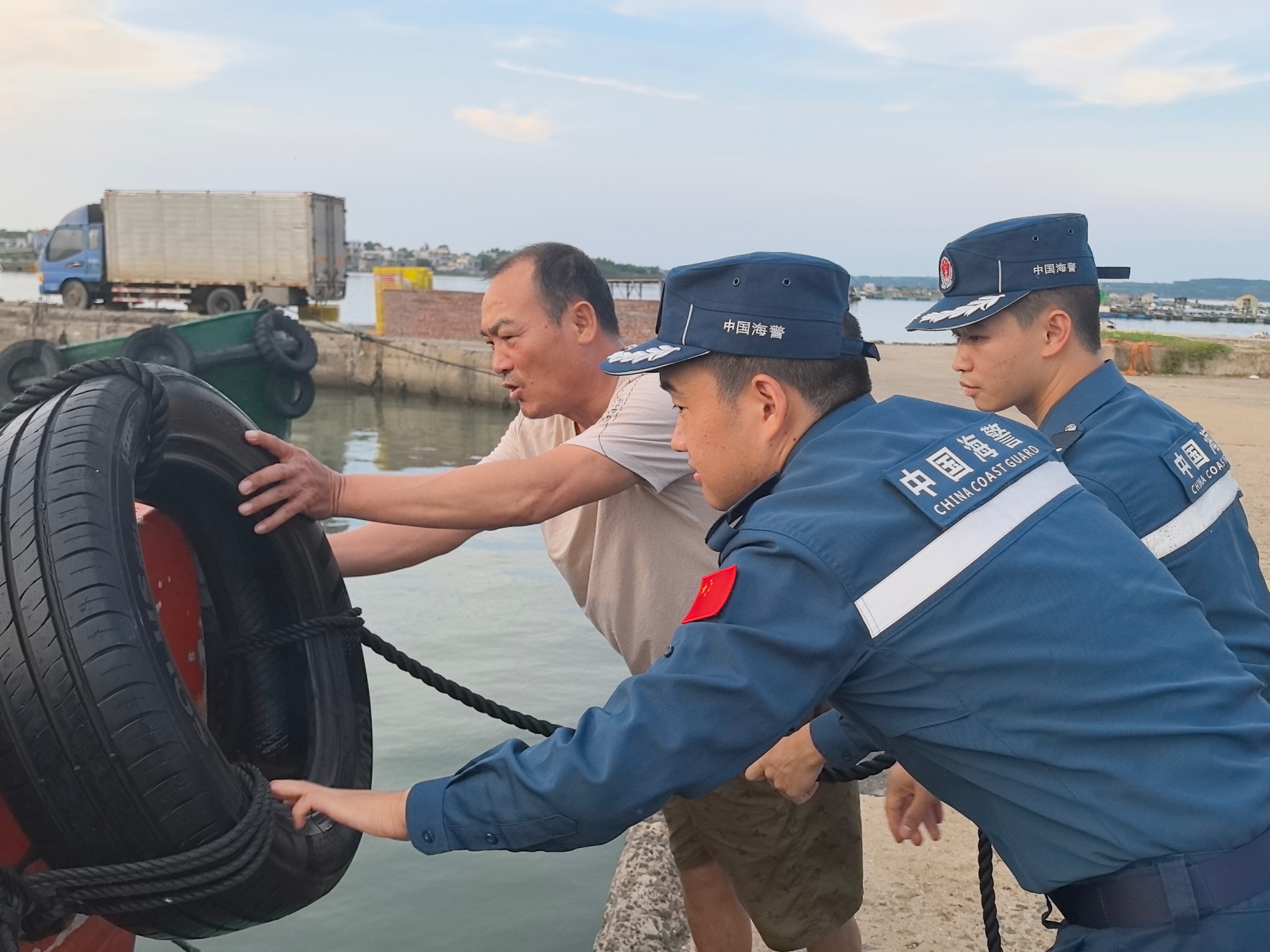 广东海警执法员协助渔船民防御台风。广东海警局供图