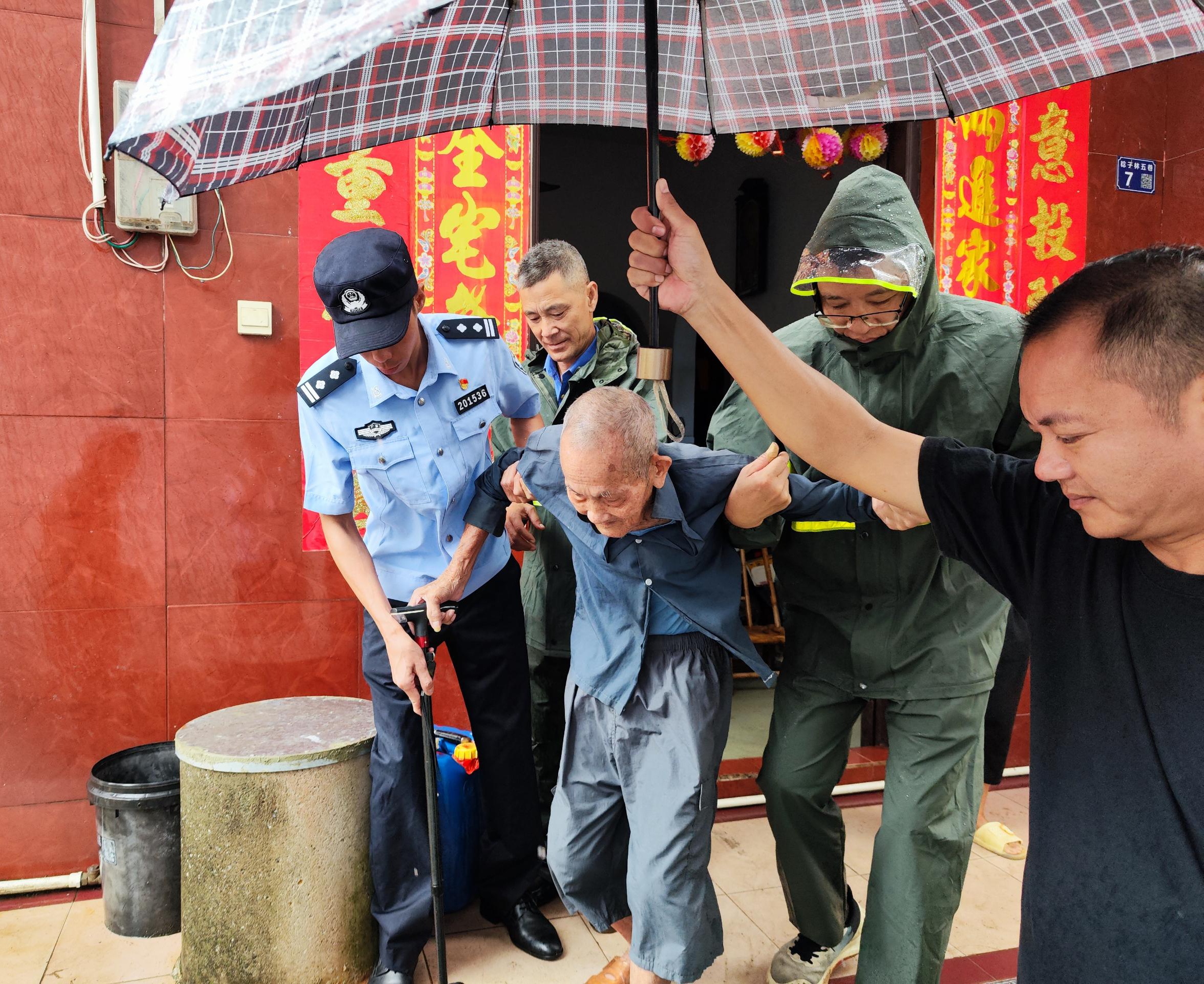 阳江公安民警联合社区工作人员转移危险区域群众。阳江市公安局供图