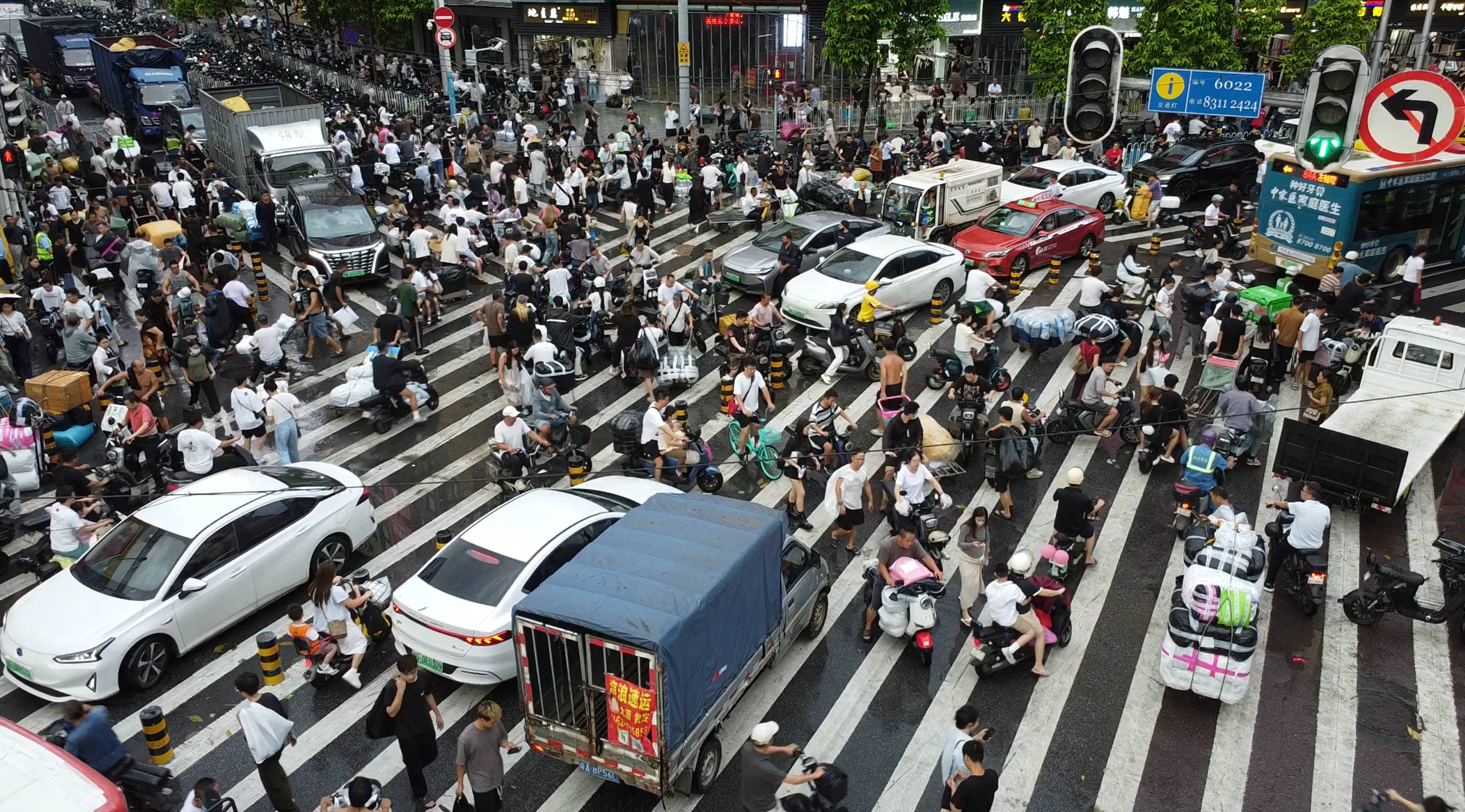 廣州市沙河大街批發市場周邊。何善福攝