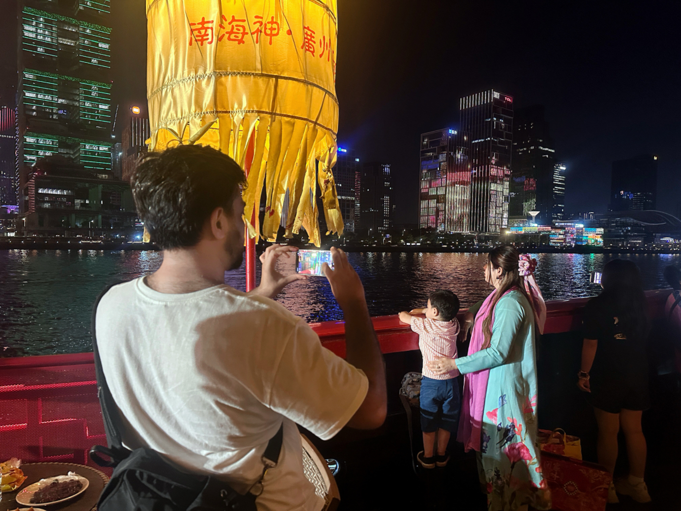 “中秋穗月 相約廣東”中秋節主題文化活動中，受邀家庭在“南海神號”仿古游船上珠江夜游，中秋賞月。人民網 周睿攝