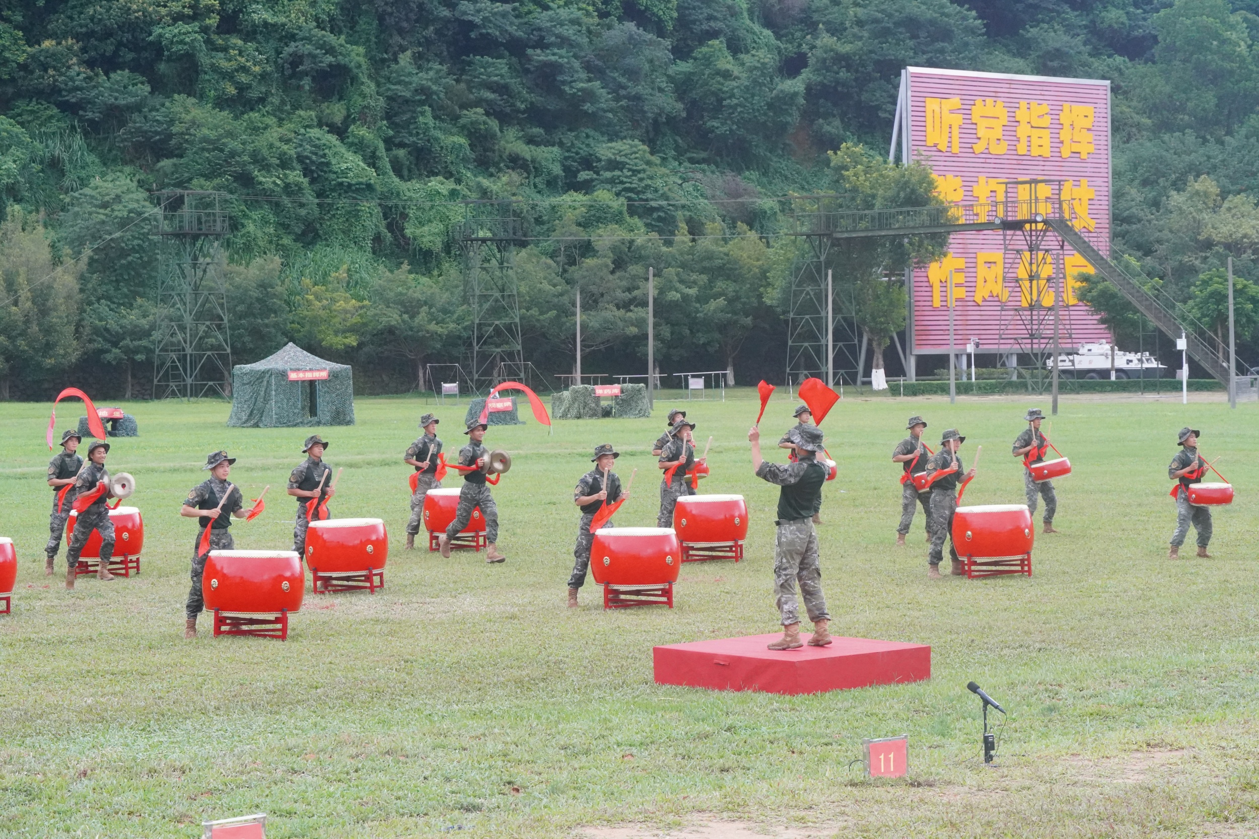 武警广东总队官兵在课目演示前带来表演。人民网 王雅蝶摄