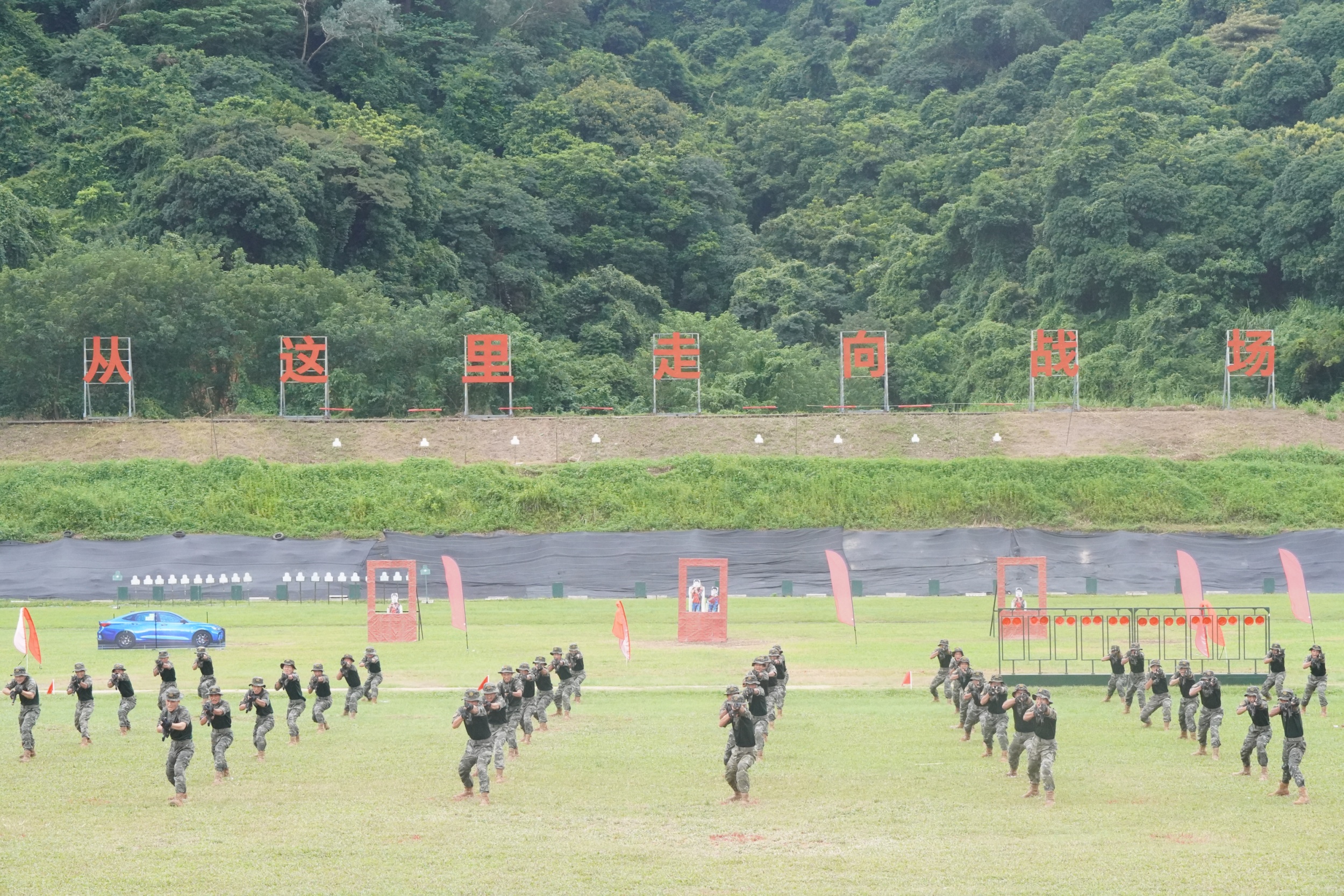 武警广东总队官兵进行擒敌课目演示。人民网 王雅蝶摄