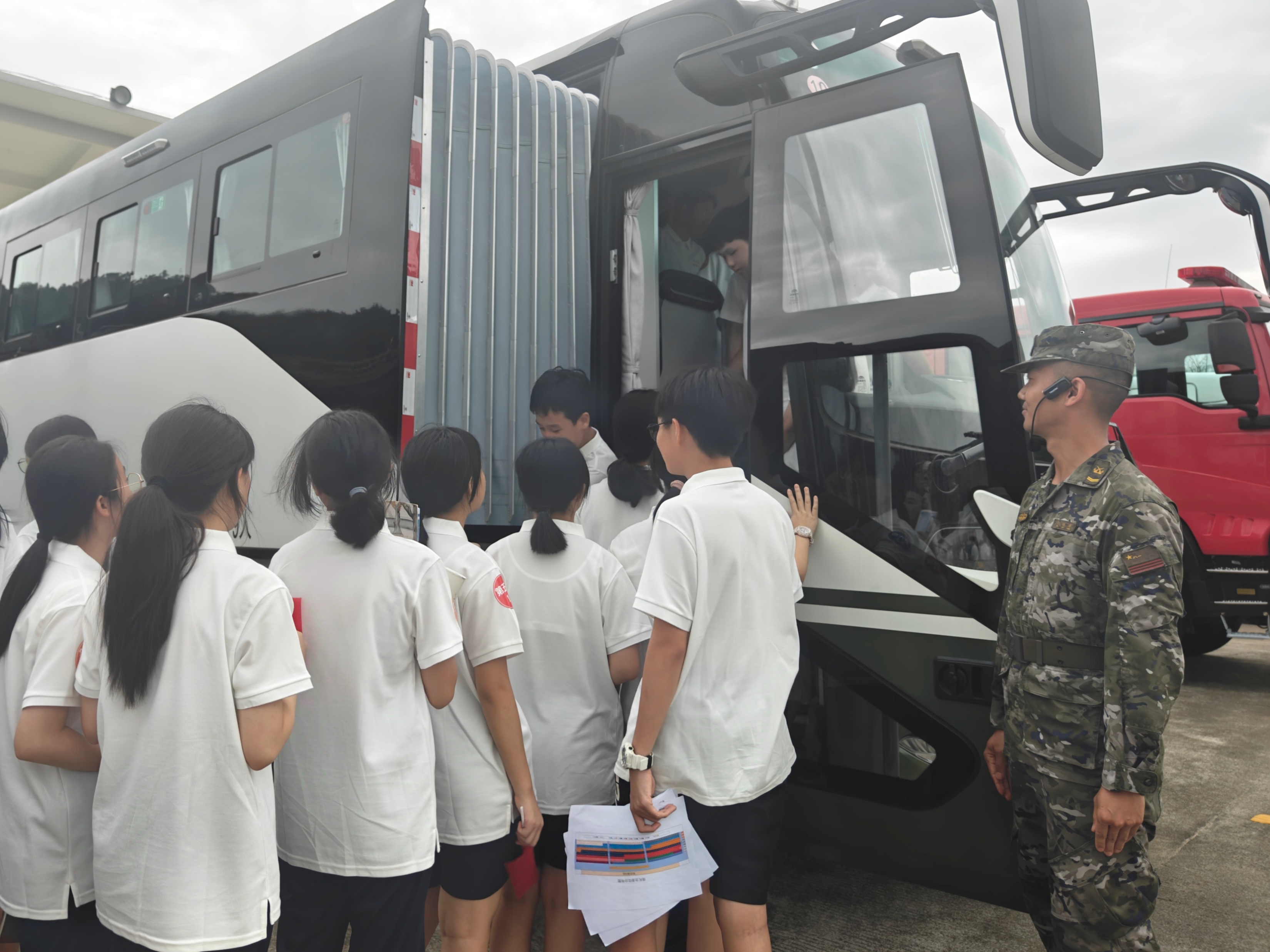 港澳青少年排队参观武警车辆。人民网 王雅蝶摄