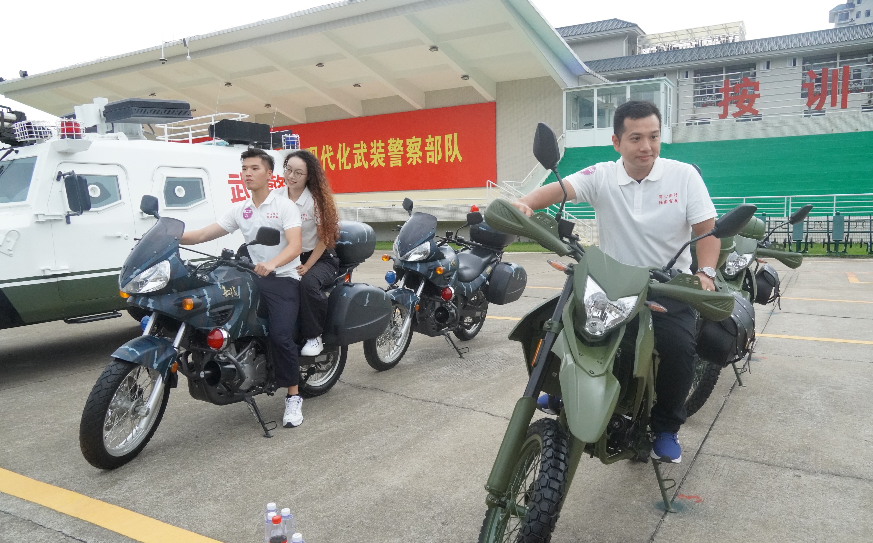 港澳青少年体验武警车辆。人民网 王雅蝶摄