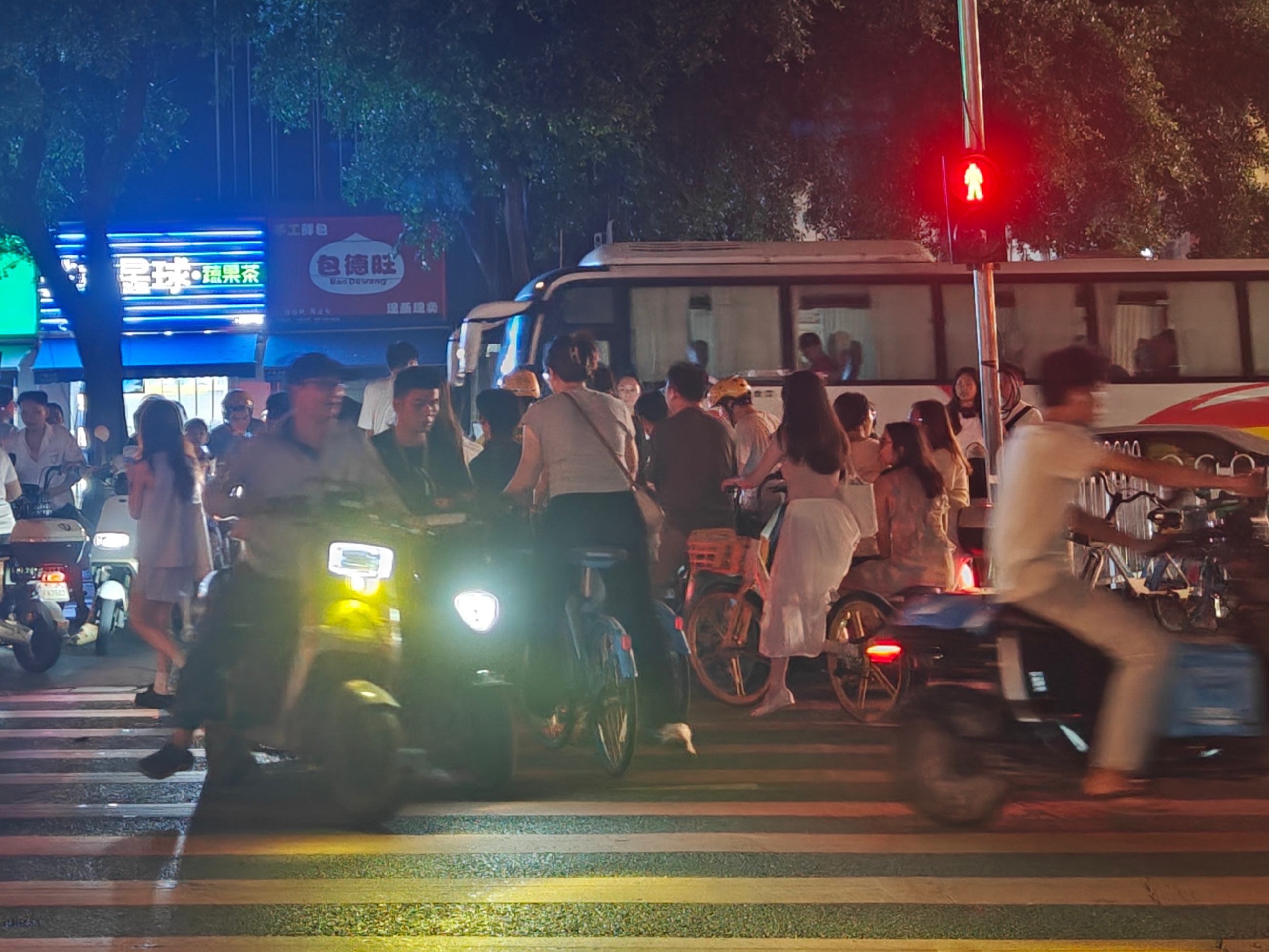 9月27日晚，广州市天河区，电动自行车车主闯红灯。人民网 王雅蝶摄