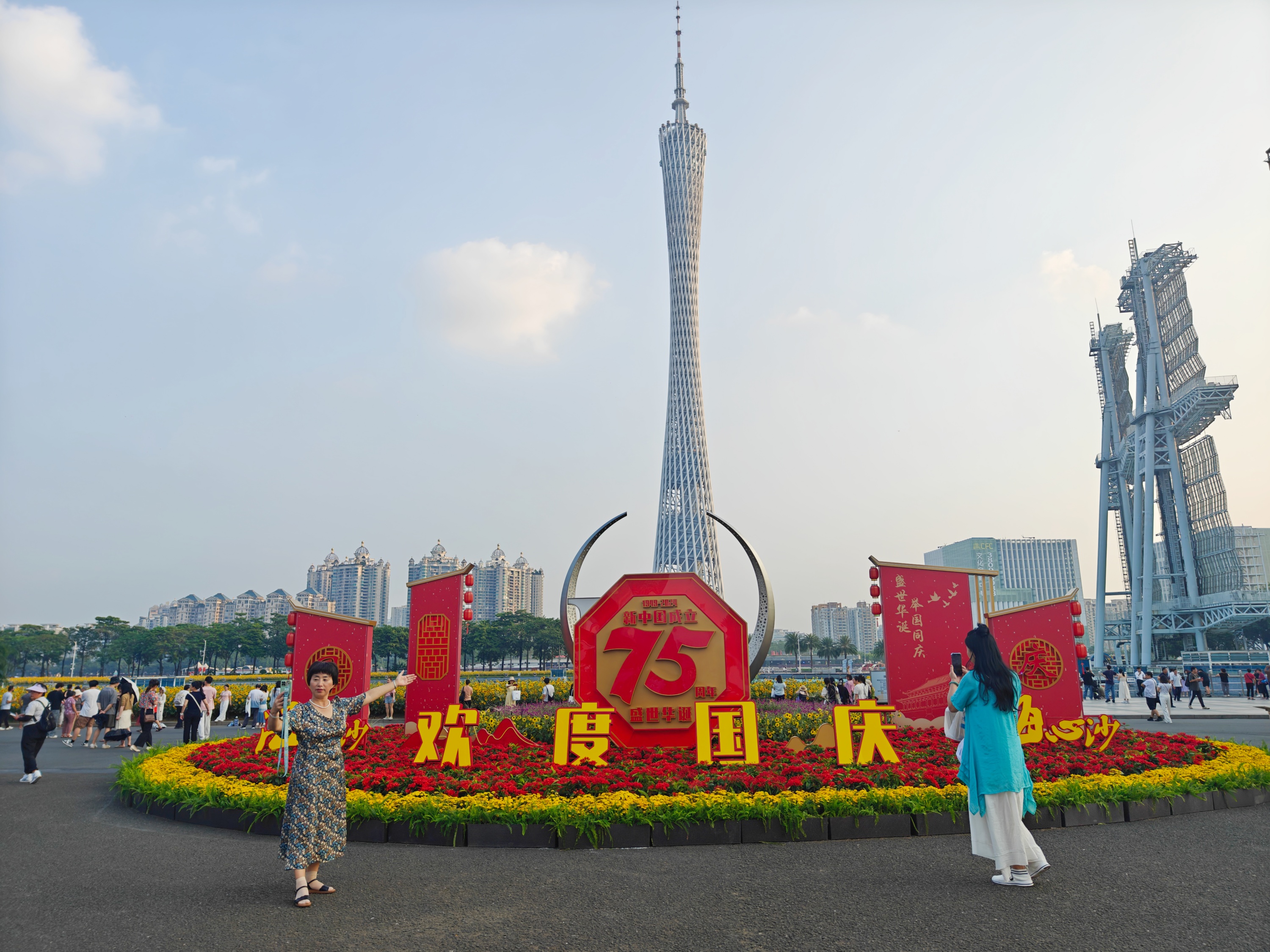 国庆将至，在广州市海心沙亚运公园，节日氛围浓厚，吸引市民游客到来。人民网 王雅蝶摄