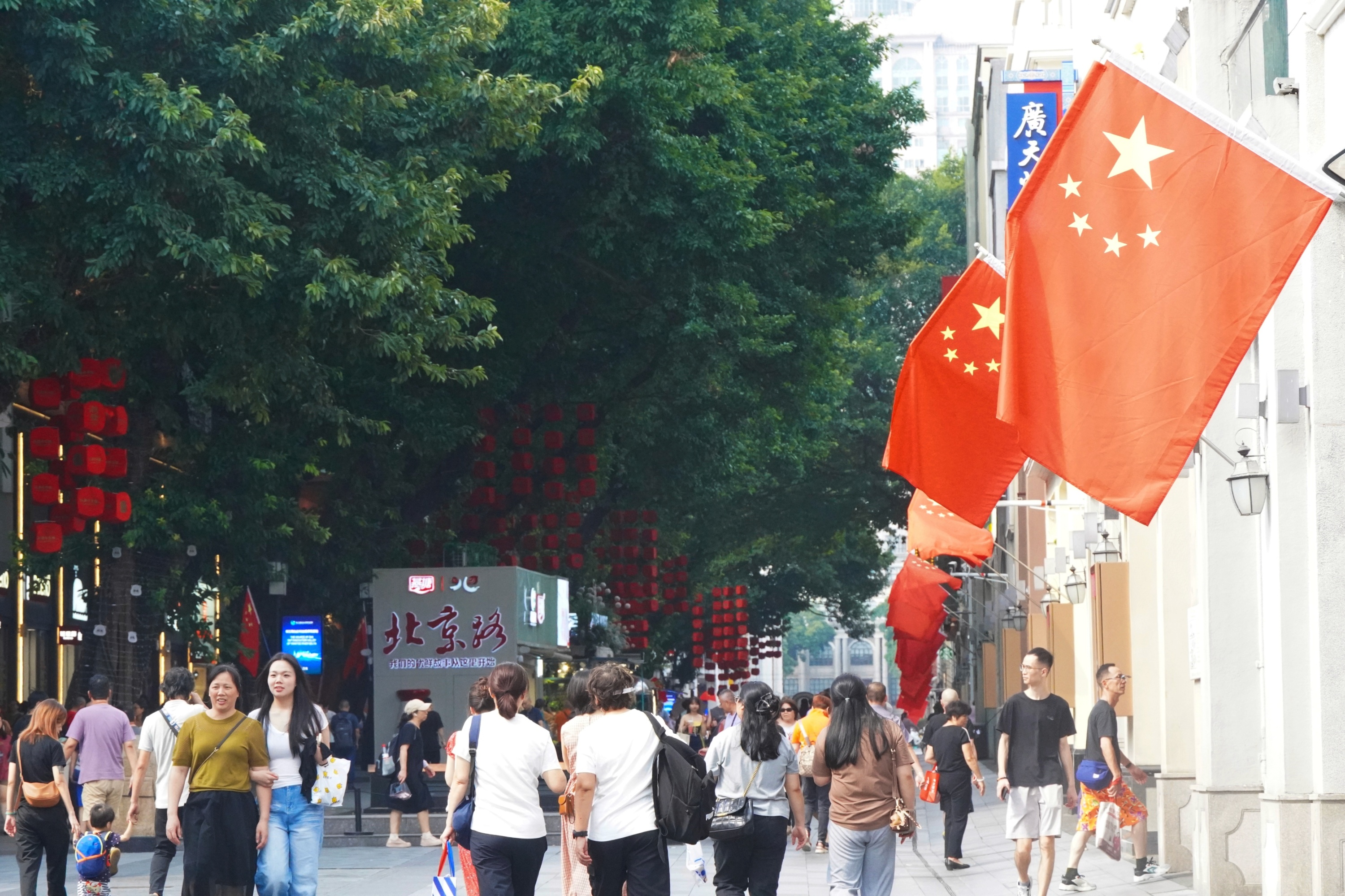 國慶將至，在廣州市越秀區北京路，一面面五星紅旗迎風飄揚，游人如織。人民網 王雅蝶攝