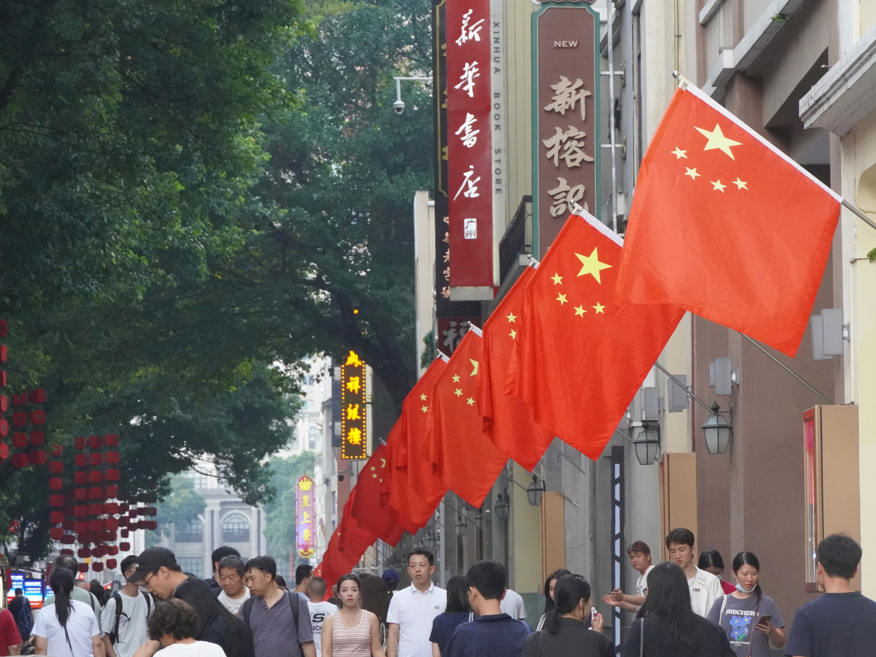 國慶將至，在廣州市越秀區北京路，一面面五星紅旗迎風飄揚，節日氛圍濃厚。人民網  王雅蝶攝