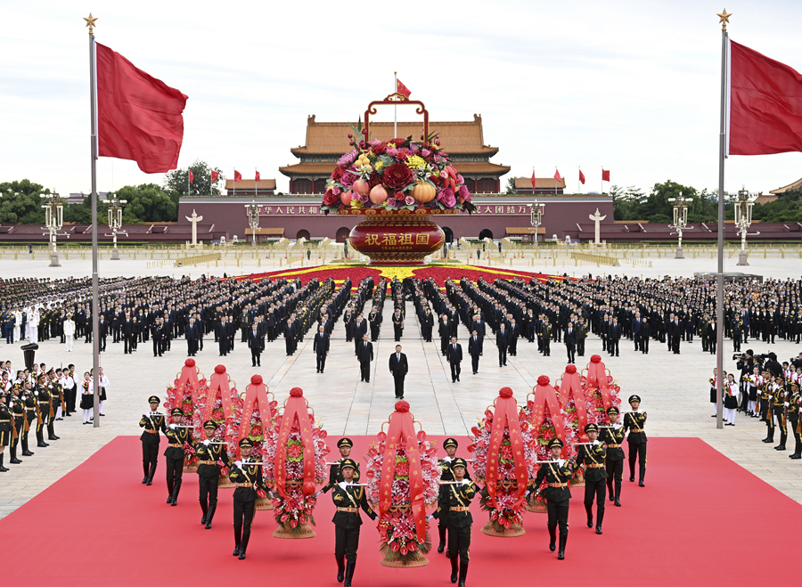 　9月30日上午，党和国家领导人习近平、李强、赵乐际、王沪宁、蔡奇、丁薛祥、李希、韩正等来到北京天安门广场，出席烈士纪念日向人民英雄敬献花篮仪式。新华社记者 谢环驰 摄