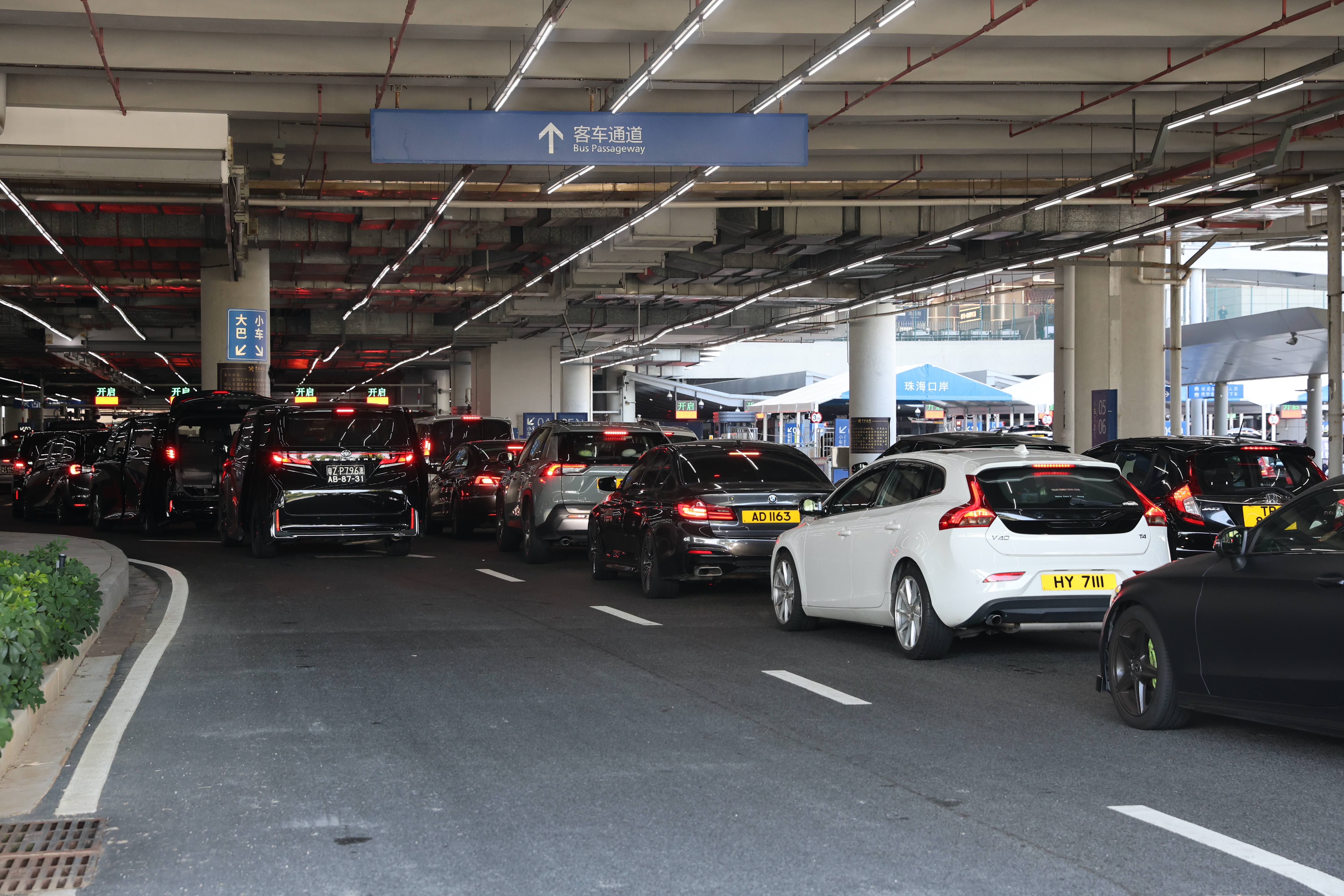 港澳車輛排隊通過港珠澳大橋珠海公路口岸。港珠澳大橋邊檢站供圖