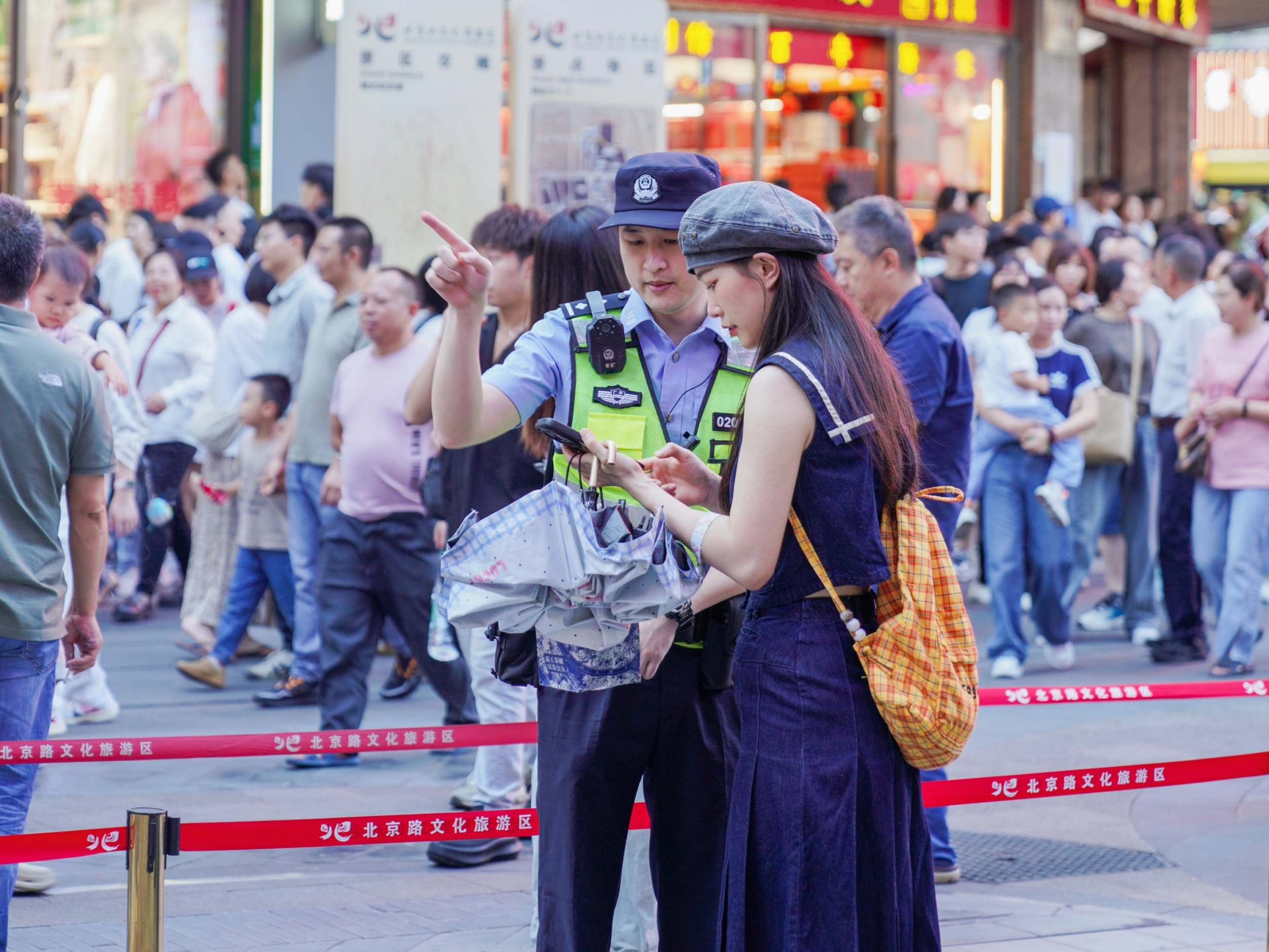 今年國慶假期，廣東警方守護群眾平安過節。廣州市公安局供圖