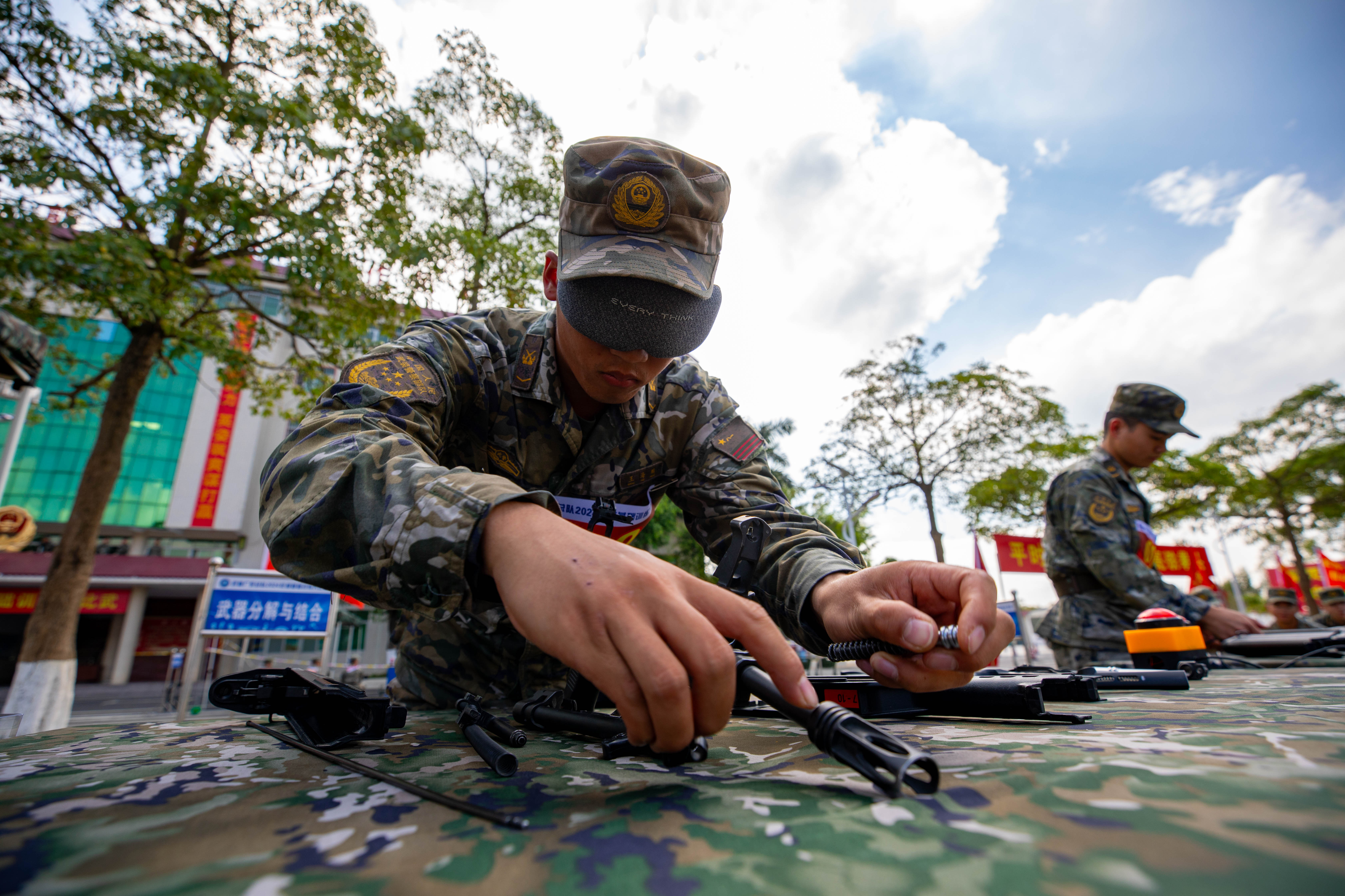 基础训练大比武现场，选手参加无光条件下武器分解与结合竞赛。罗俊峰摄