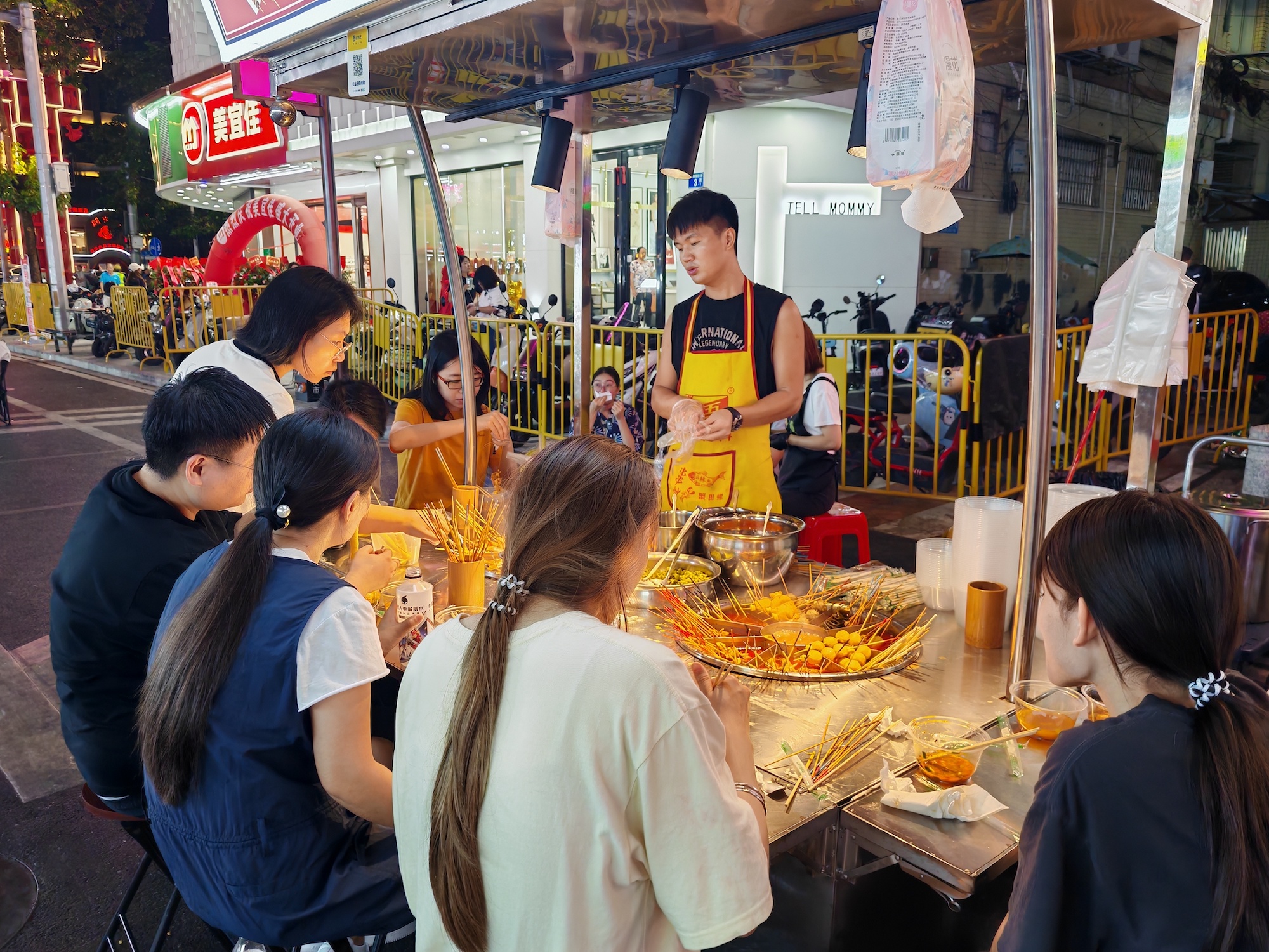 各个美食摊前座无虚席。人民网 宁玉瑛摄