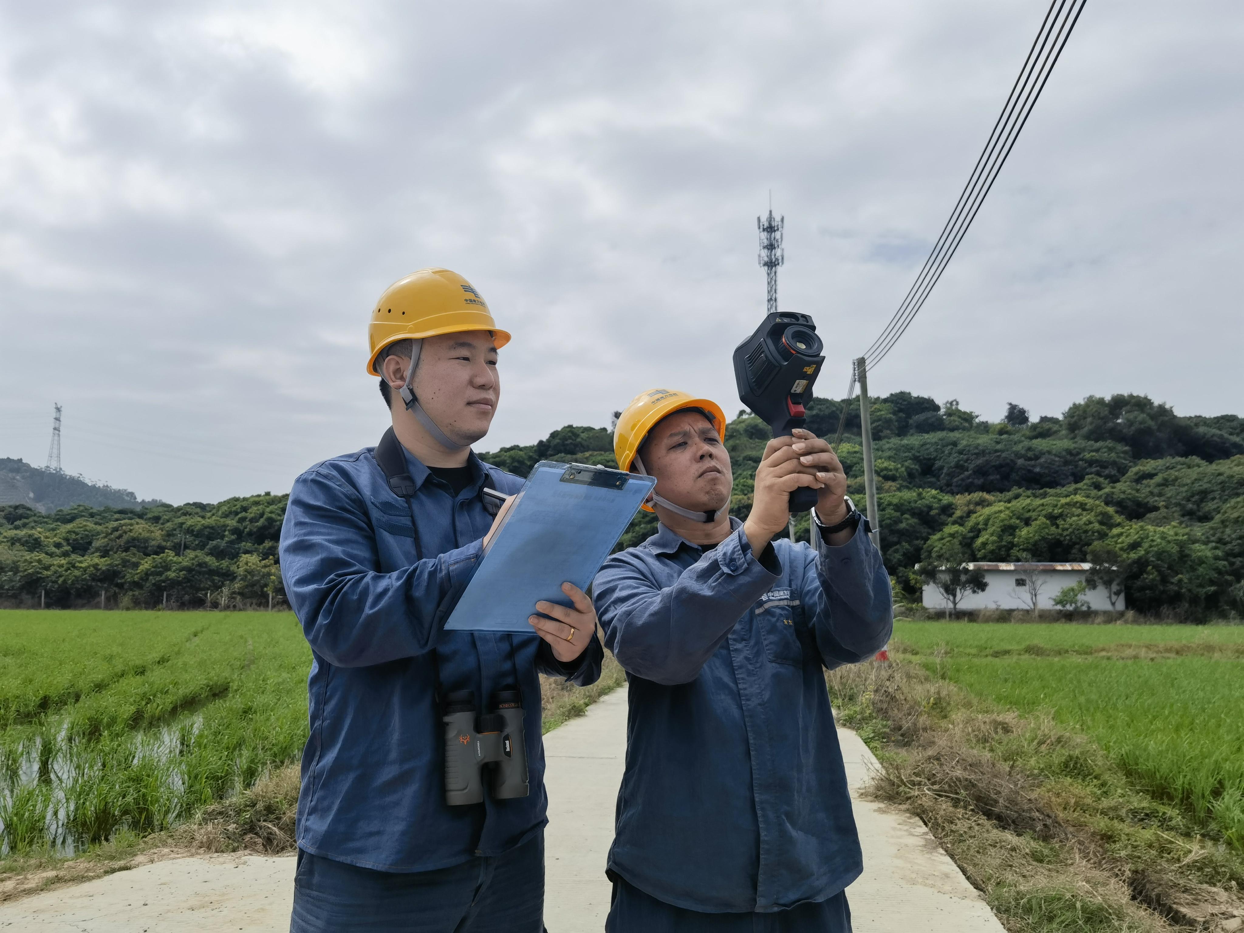 南方電網廣東惠州仲愷供電局運維人員加強農業電力巡視工作，全力服務鄉村振興。楊柳青 攝