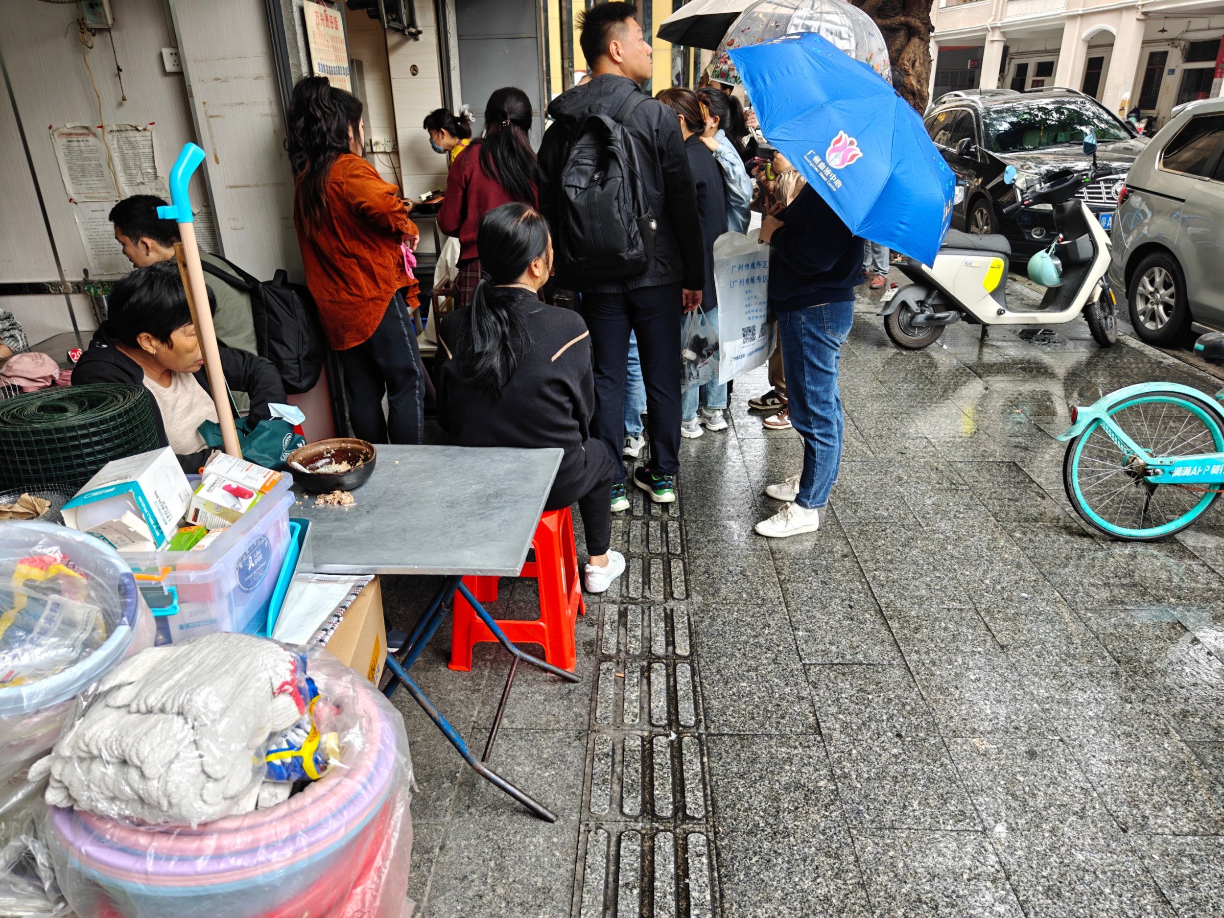 11月20日，广州市越秀区珠光街道一餐饮店的收银台、餐桌设置在盲道边，近十名消费者聚集在盲道上。人民网 王雅蝶摄