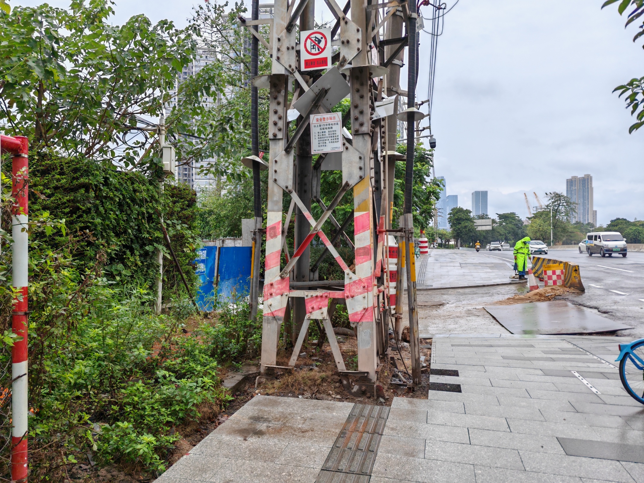 11月20日，在广州市天河区黄埔大道东路段，高压配电线路占用盲道设置，盲道破损。人民网 宁玉瑛摄