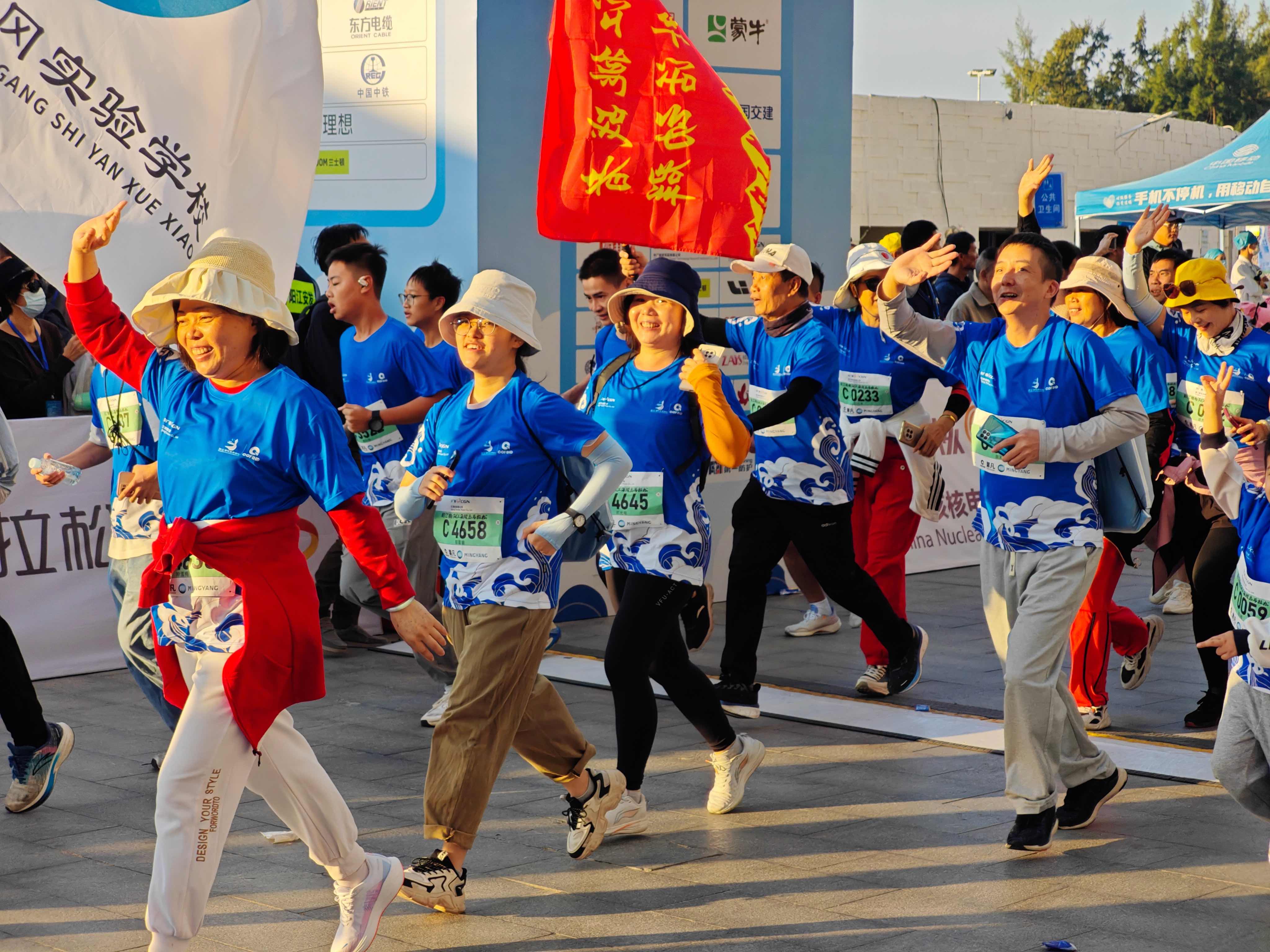 選手們出發后，參加歡樂跑項目的市民游客們快樂出發。人民網 朴馨語攝