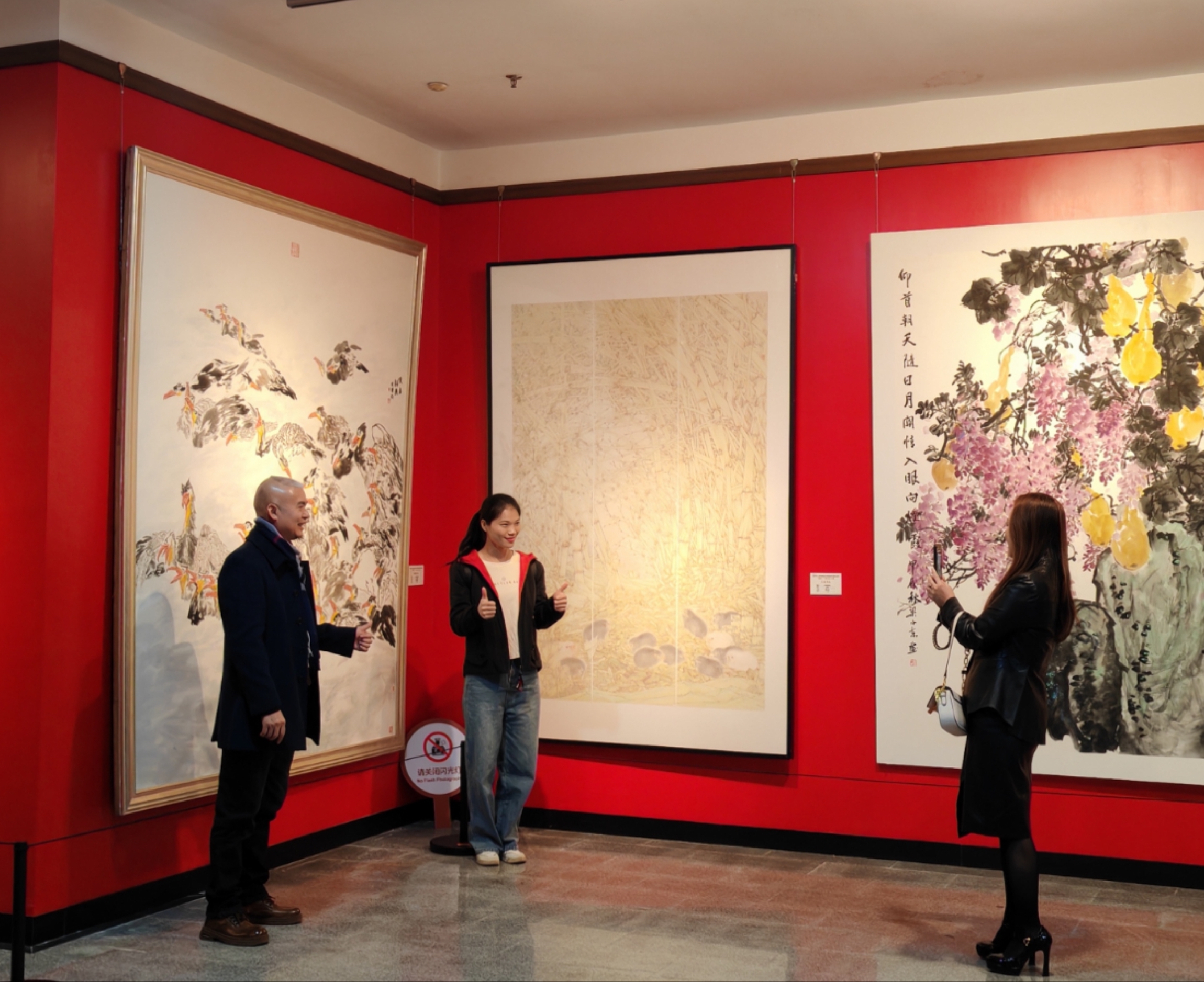 本次美術大展作品種類齊全，匯聚了眾多內地與港澳美術家的心血之作。人民網 寧玉瑛攝 