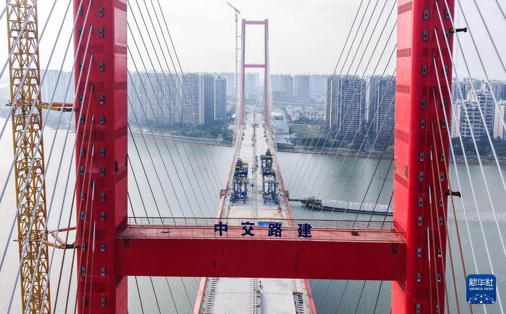 顺德大桥横跨容桂水道，连接顺德容桂与大良两个街道（12月24日摄，无人机照片）。新华社记者 刘大伟 摄