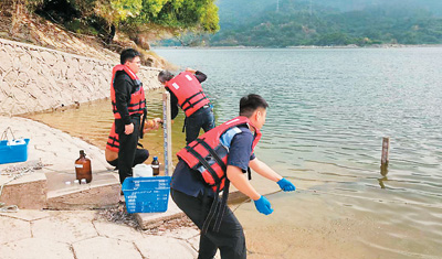 珠海监测站工作人员在水库检测水质。珠海市监测站供图