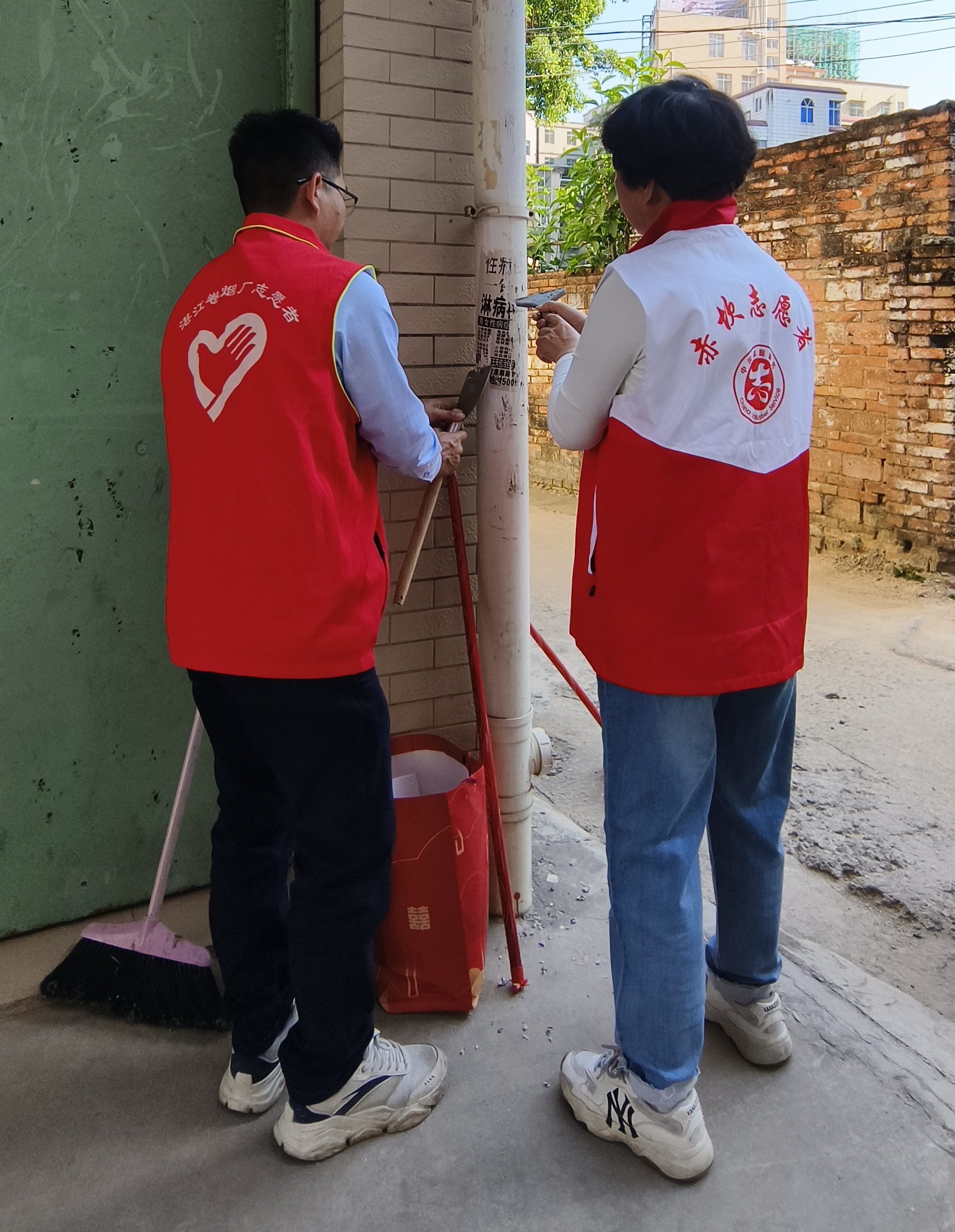 志願者共同清理小廣告。許華芳 攝