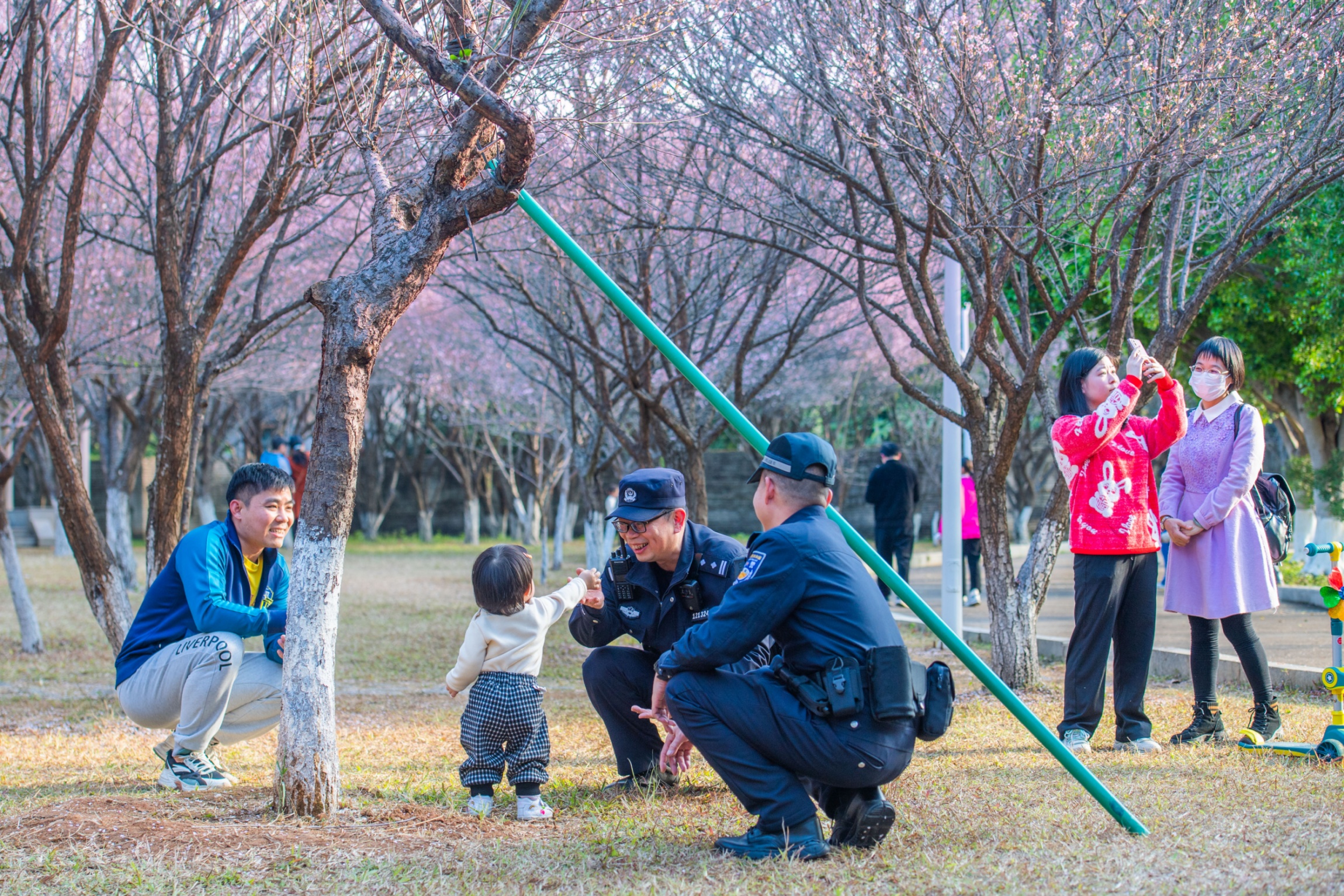 梅州公安民警巡邏時與群眾交流互動。梅州市公安局供圖