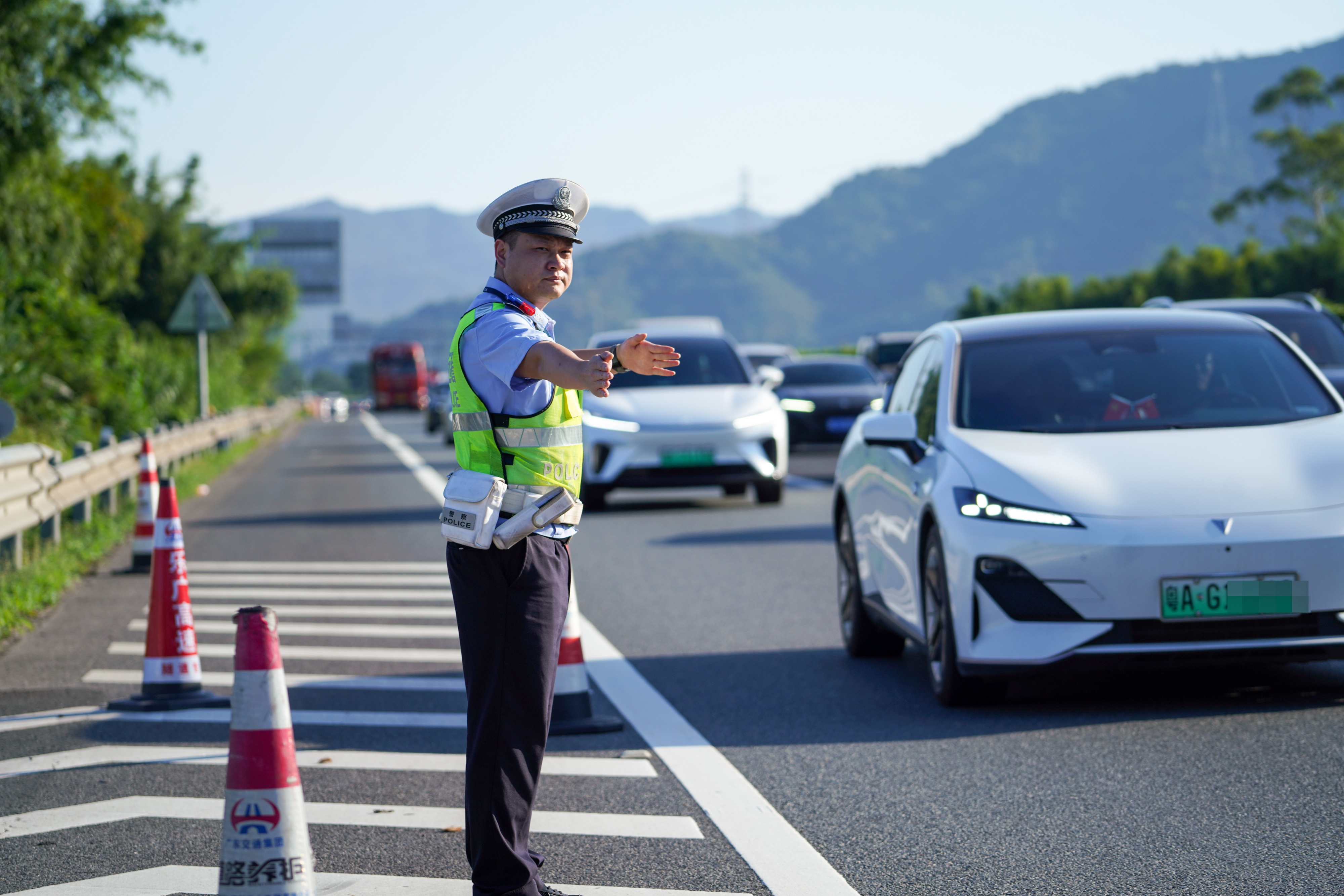 清远交警执勤守护群众出行。清远市公安局供图