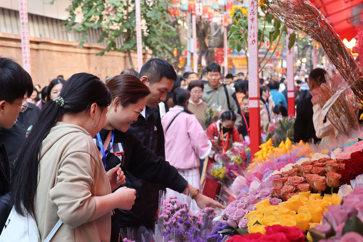 花市內花卉品種繁多，融入了豐富的文化內涵和民俗元素，讓游客們流連忘返。人民網 何善福攝