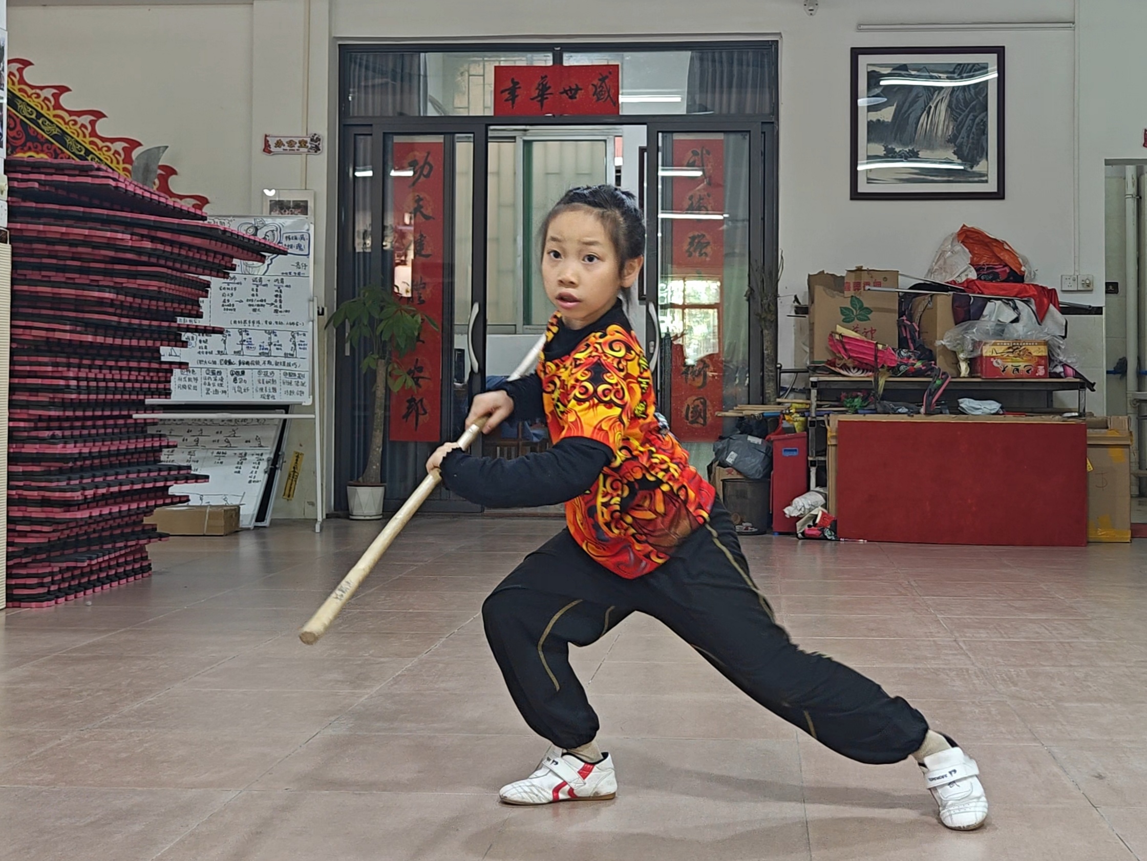 蛇年春节将至，广州市白云区人和镇，8岁女孩余芯雅在南兴合兴堂练习武术。人民网 王雅蝶摄