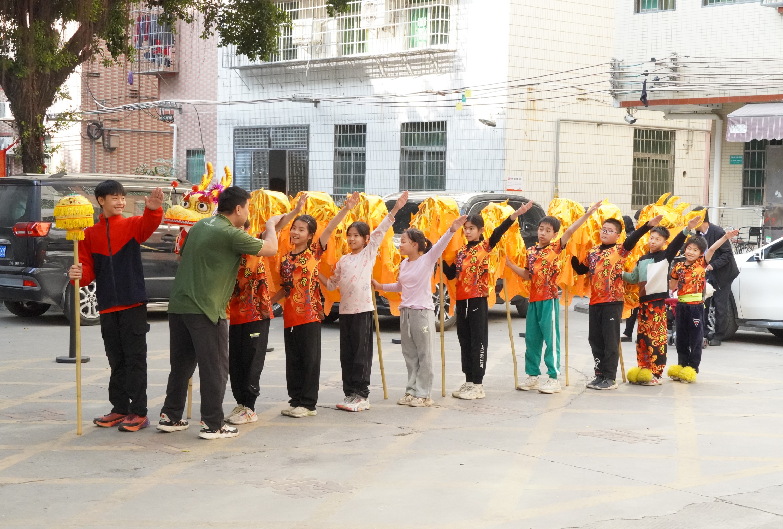 蛇年春节将至，广州市白云区人和镇，教练带领南兴合兴堂醒狮队队员练习舞龙。实习生 王玫叶摄