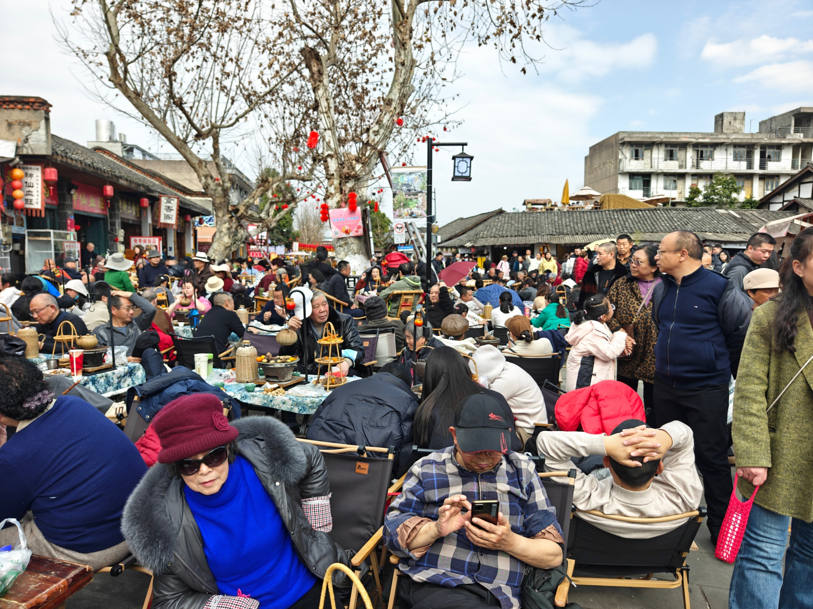 2月3日，大年初六，成都彭镇老街，游客众多，相约围炉煮茶。人民网 王雅蝶摄