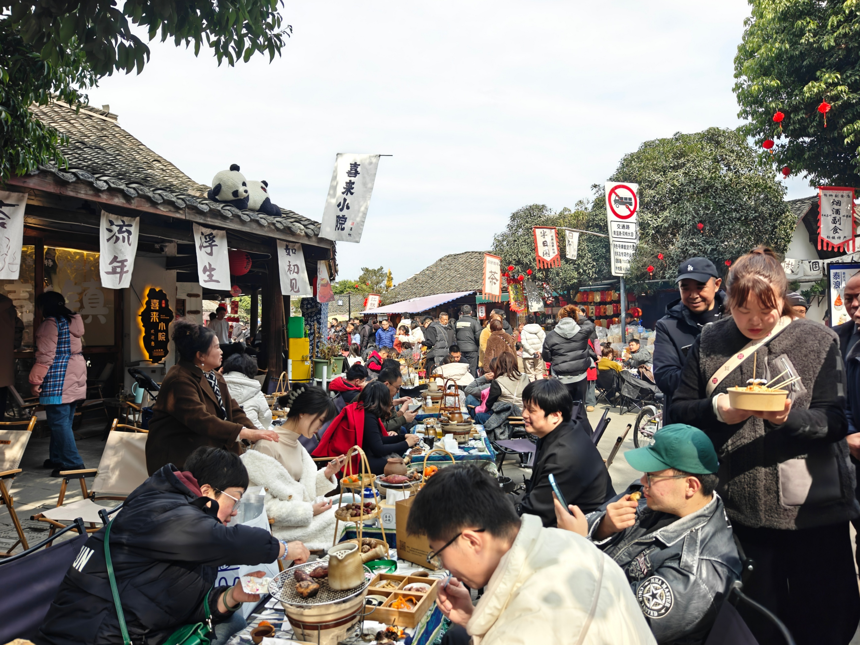 2月3日，大年初六，成都彭镇老街，游客众多，相聚一堂。人民网 王雅蝶摄