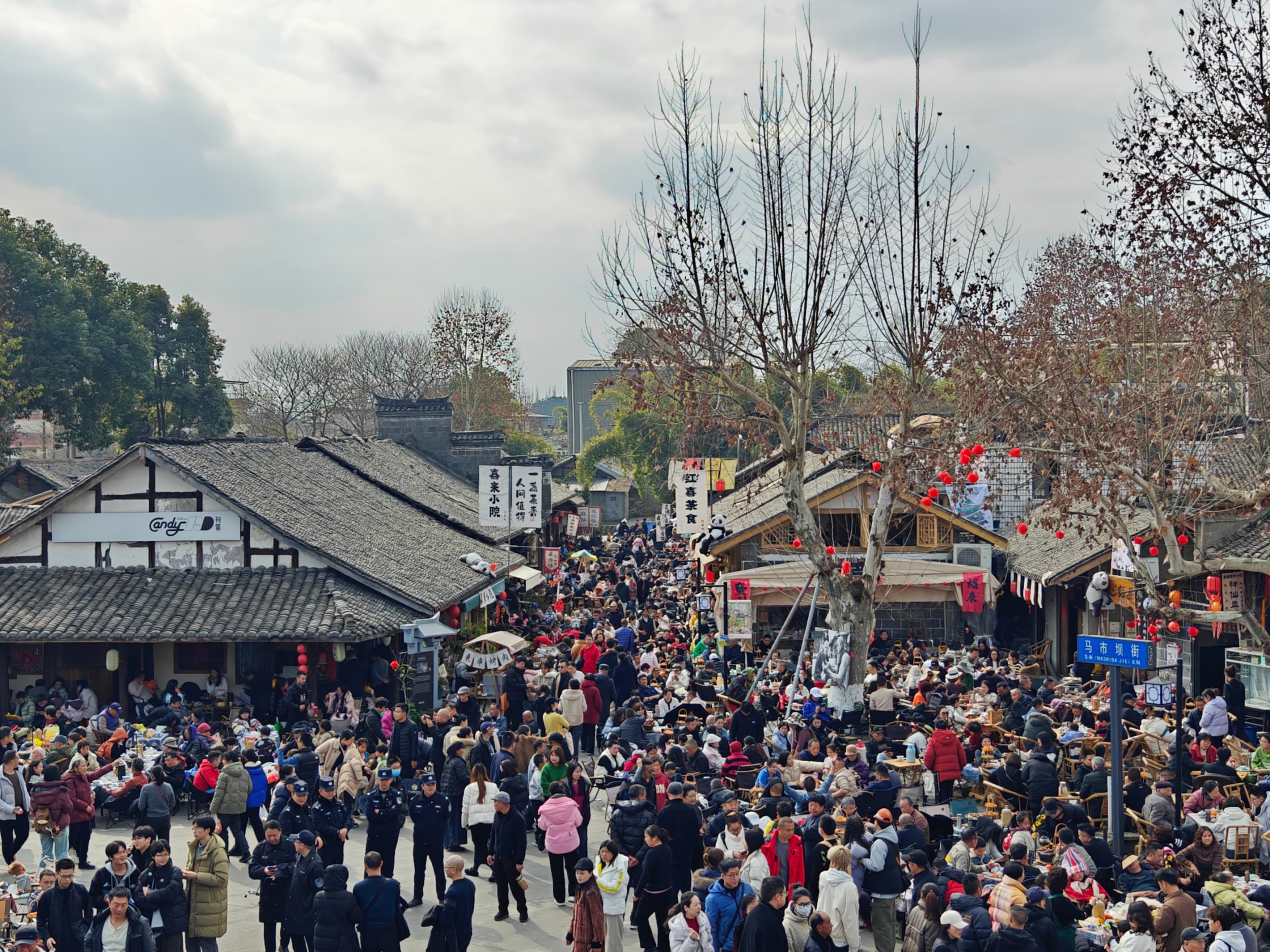 2月3日，大年初六，成都彭镇老街，文旅消费热潮涌动。人民网 王雅蝶摄