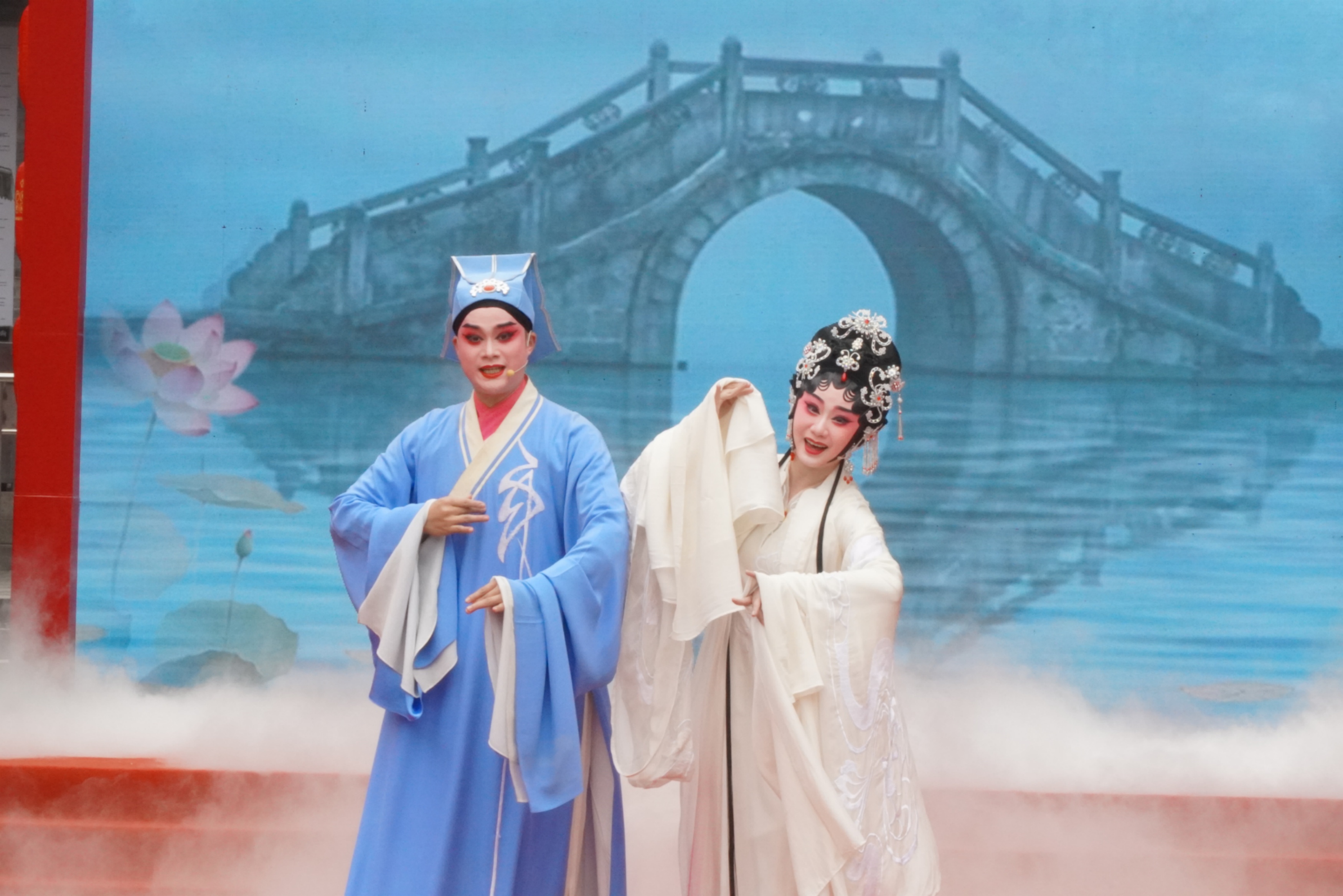 2月12日，2025广府庙会开幕，粤剧演员带来表演《白蛇传·情》。实习生 王玫叶摄