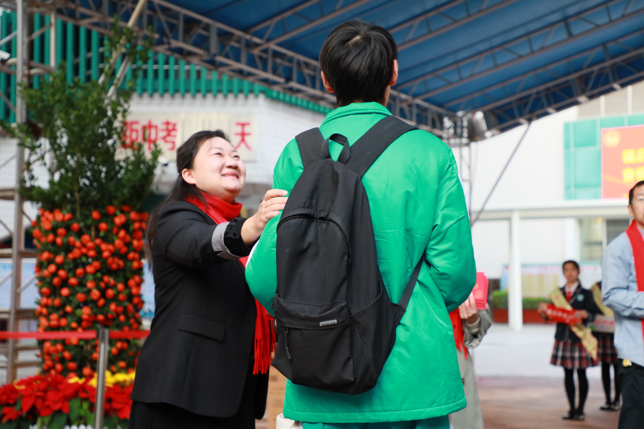 广州市第一一三中学的老师对学生送上新年寄语。人民网 宁玉瑛摄