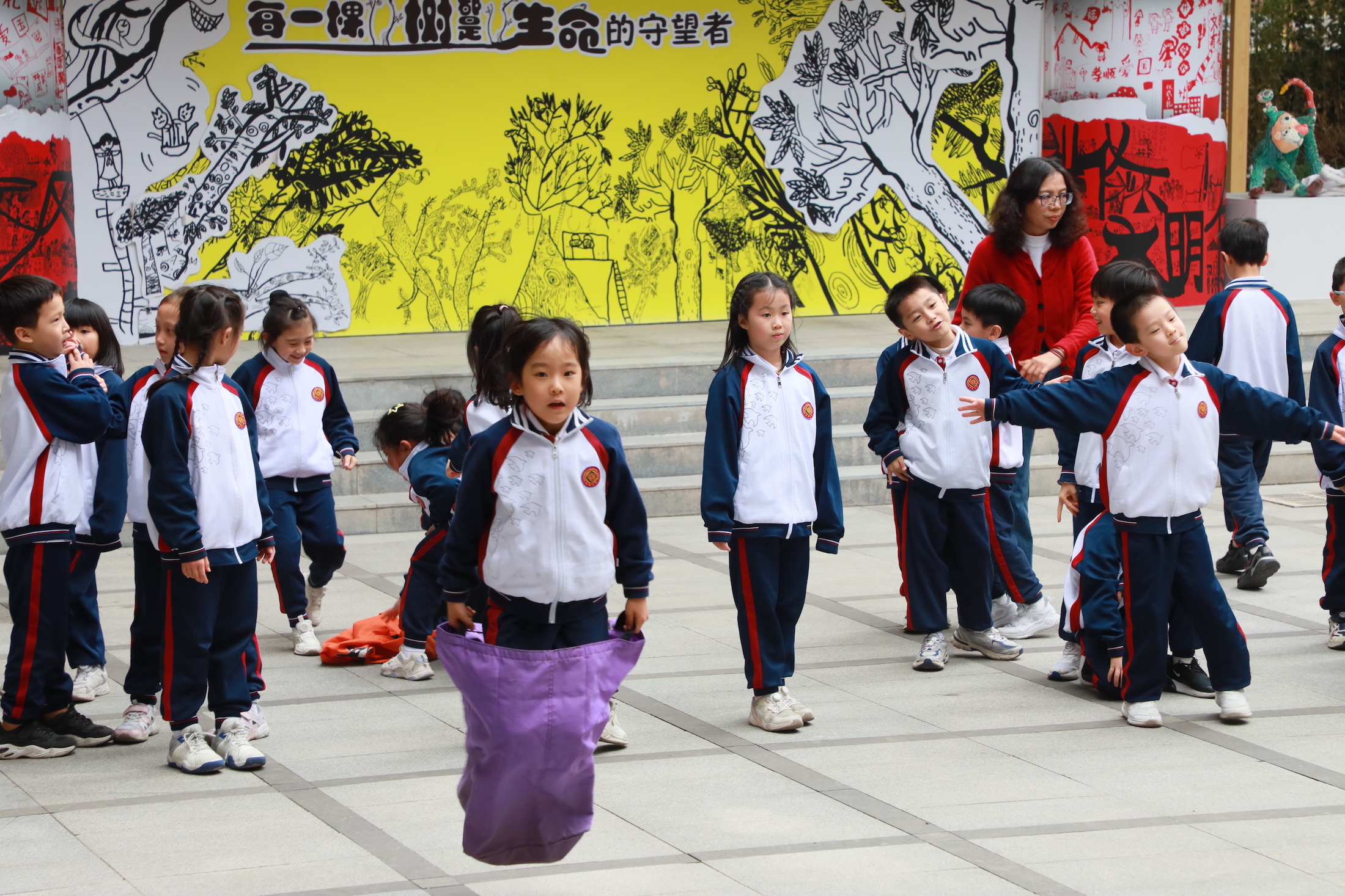 广州市天河区华阳小学的学生开心地做游戏。人民网 宁玉瑛摄