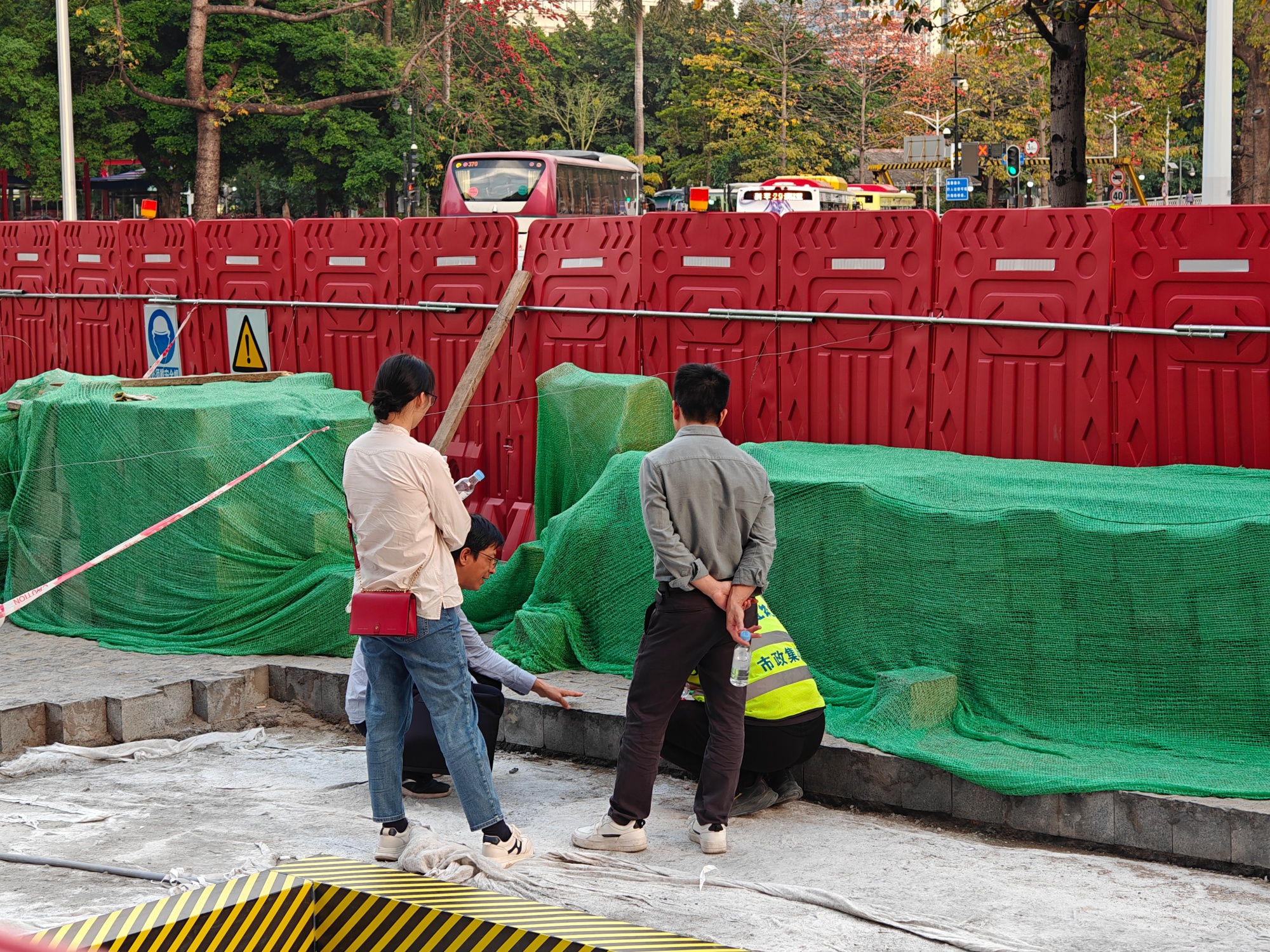 3月13日，广州市越秀区海珠广场施工现场，工作人员探讨改造方案。人民网 王雅蝶摄