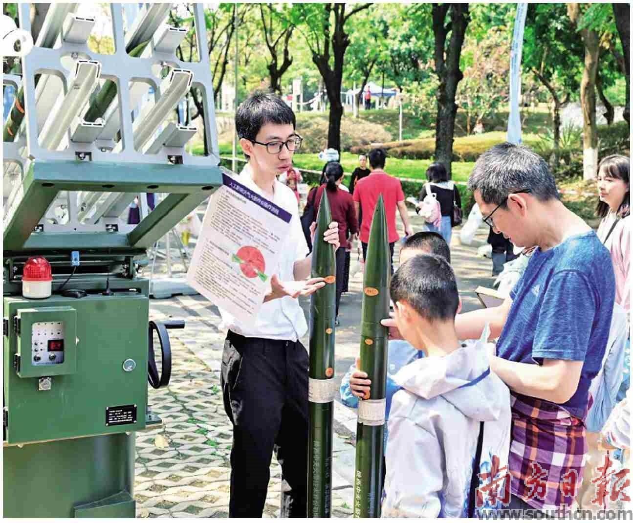 工作人员现场讲解人工如何影响天气。 阳子鄂摄