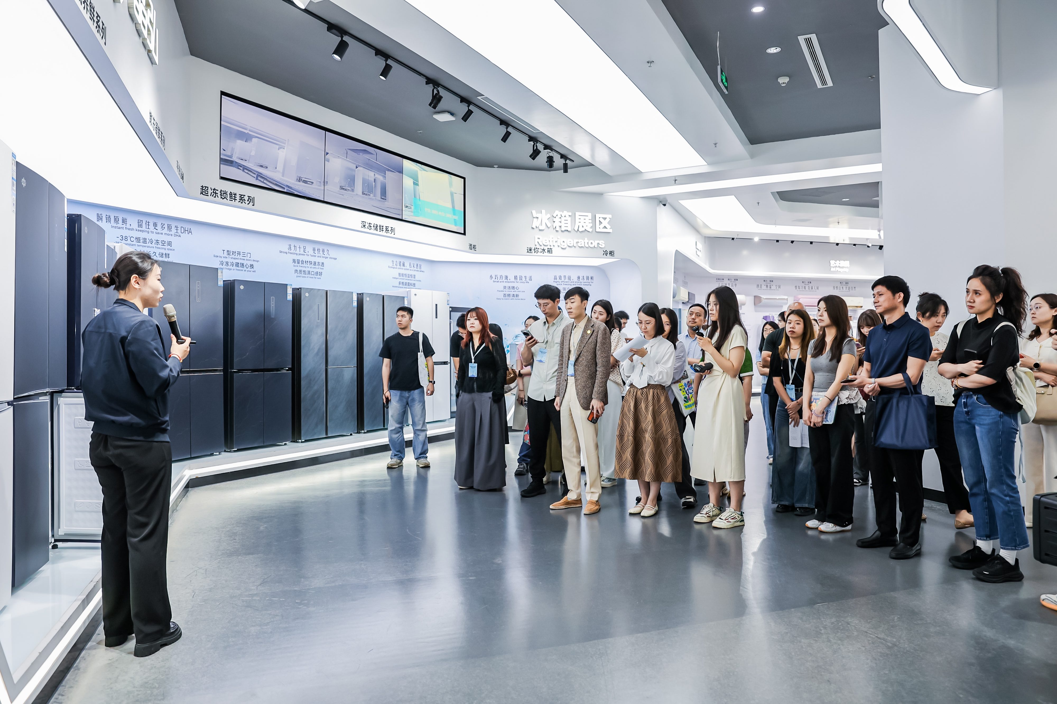 4月23日,“合规经营 诚信纳税——看税收走基层”主题网评活动走进珠海格力电器股份有限公司。