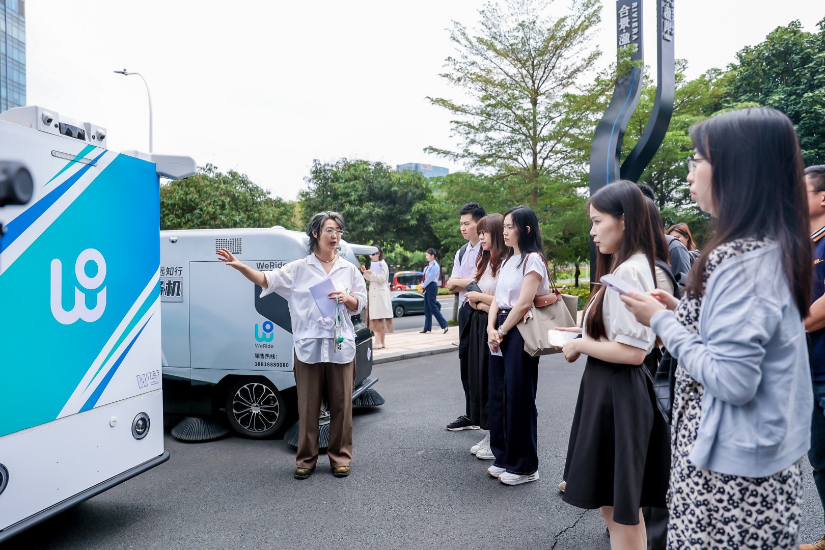 4月22日,“合规经营 诚信纳税——看税收走基层”主题网评活动走进广州文远知行科技有限公司。