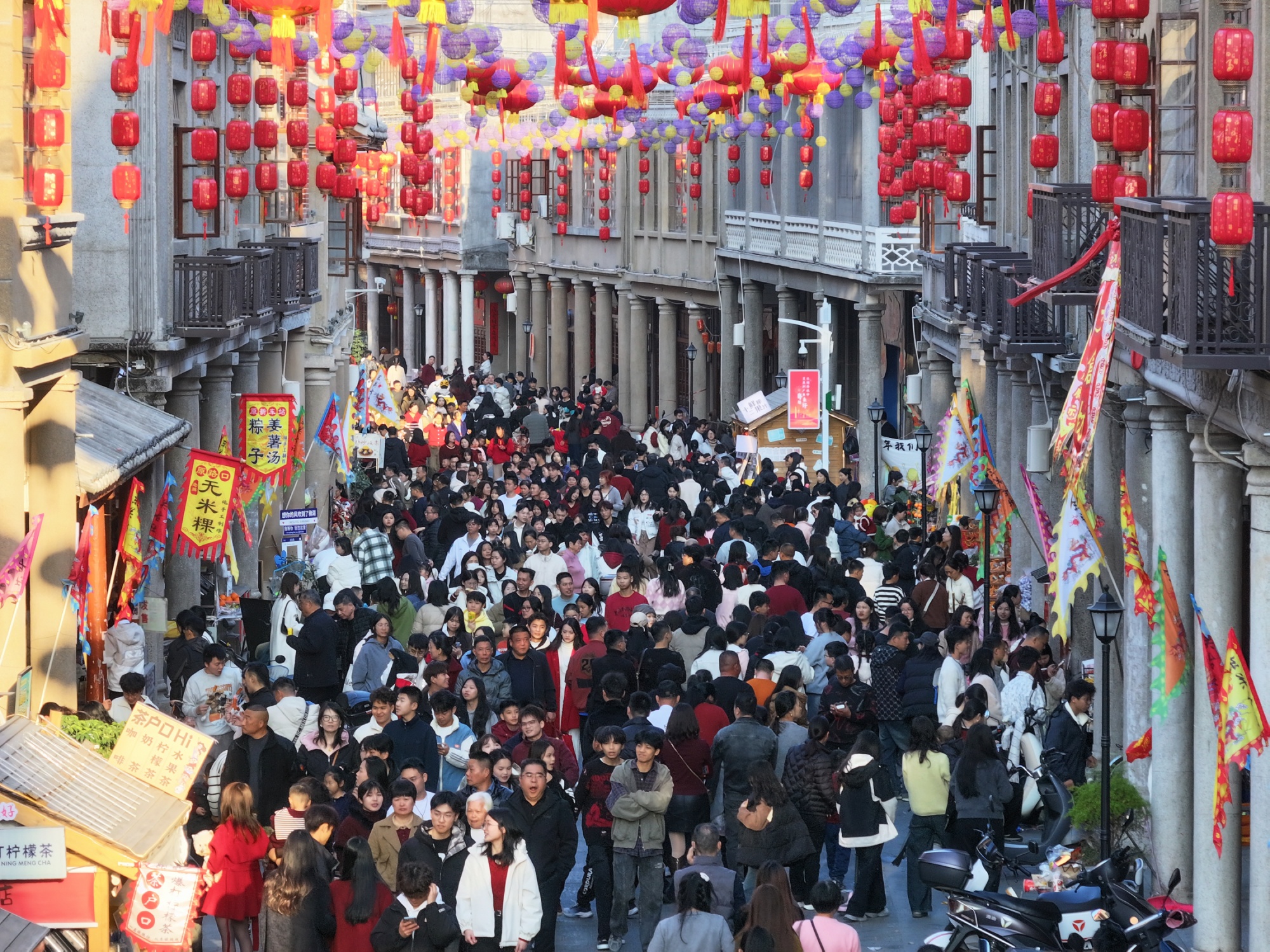 揭西县按“修旧如旧”理念示范带动棉湖镇历史文化街区高质量发展，吸引众多游客打卡。受访者供图