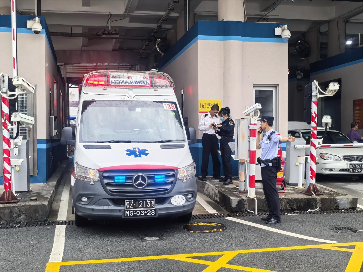 首台珠澳兩地牌跨境轉運救護車順利通關。珠海邊檢總站供圖